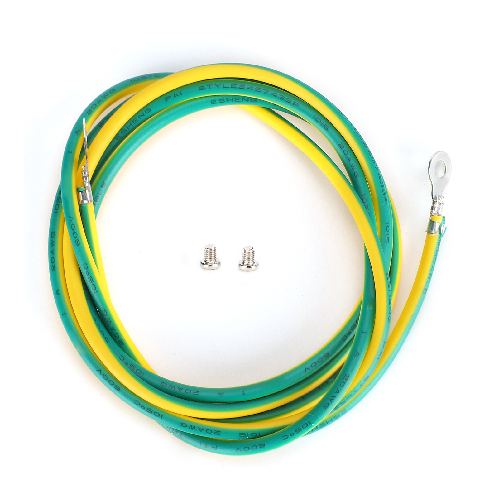 Ein grün-gelbes Elektrokabel mit Ringkabelschuh und zwei Schrauben auf weißem Hintergrund.