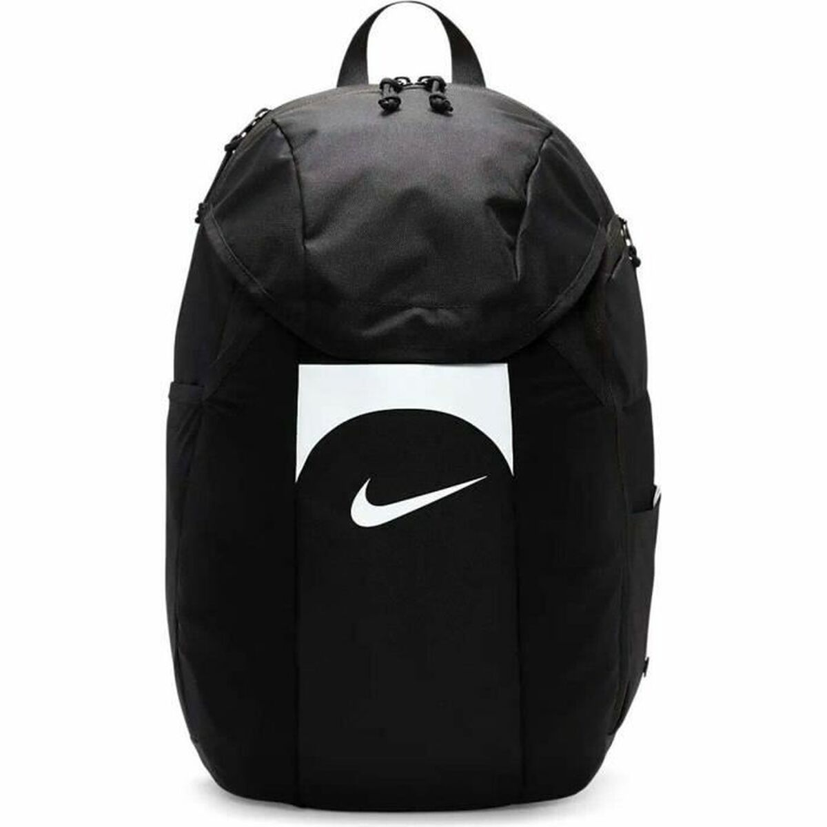 Schwarzer Nike-Rucksack mit weißem Logo. Mit Tragegriff, gewölbtem Oberteil und Seitentaschen. Der Nike-Swoosh ist sichtbar.