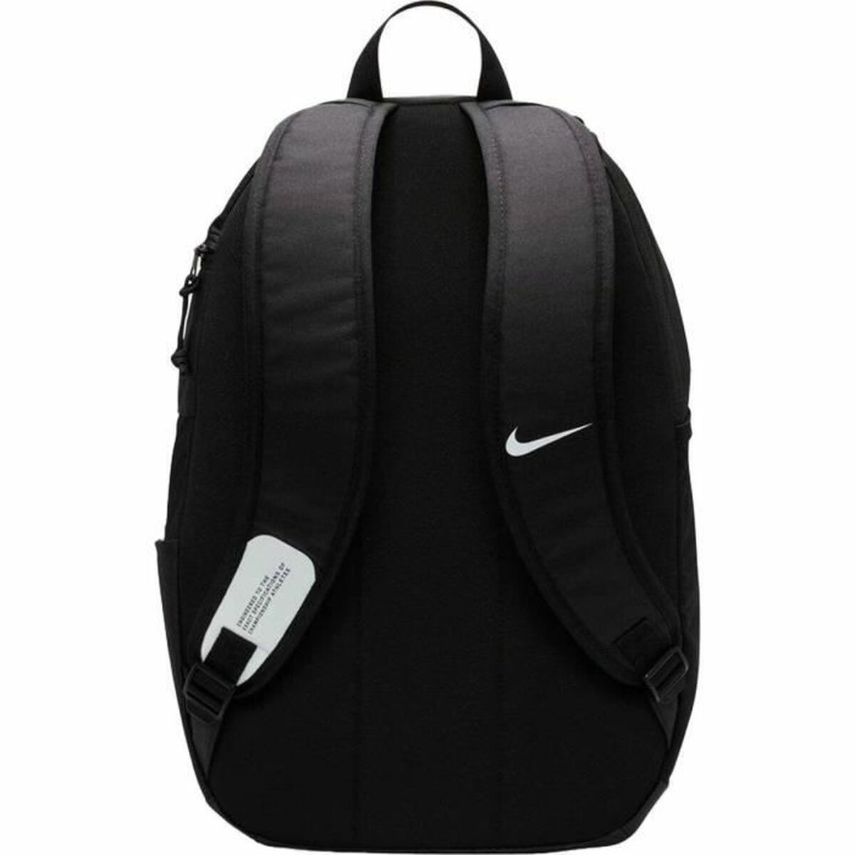 Schwarzer Nike-Rucksack mit weißem Logo. Verfügt über gepolsterte Träger und einen oberen Griff. Inklusive kleinem weißen Etikett mit Text.