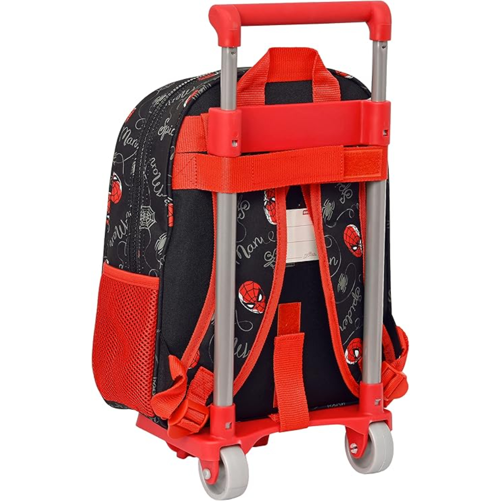 Ein Spiderman-Rucksack auf Rädern. Er ist schwarz mit roten Akzenten, Spiderman-Gesichtern und einem roten Griff. Netztasche an der Seite.