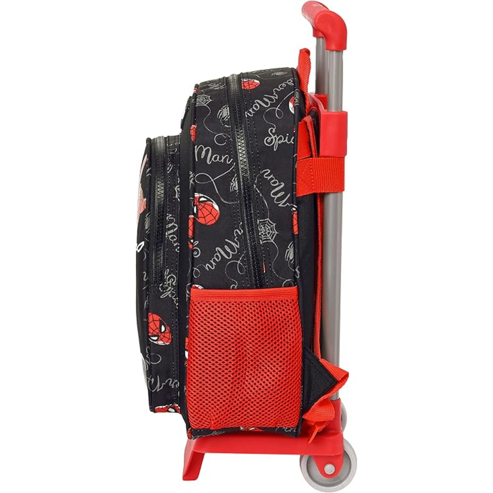 Ein Spider-Man-Rollrucksack. Schwarz mit roten Akzenten, mit Spider-Man-Logos und einer roten Netztasche.