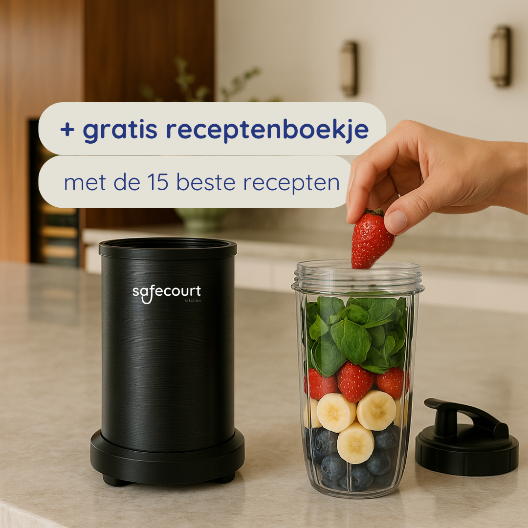 Hand plaatst aardbei in een blenderbeker met fruit en groenten. Zwarte blenderbasis links. Tekst op witte banners erboven.