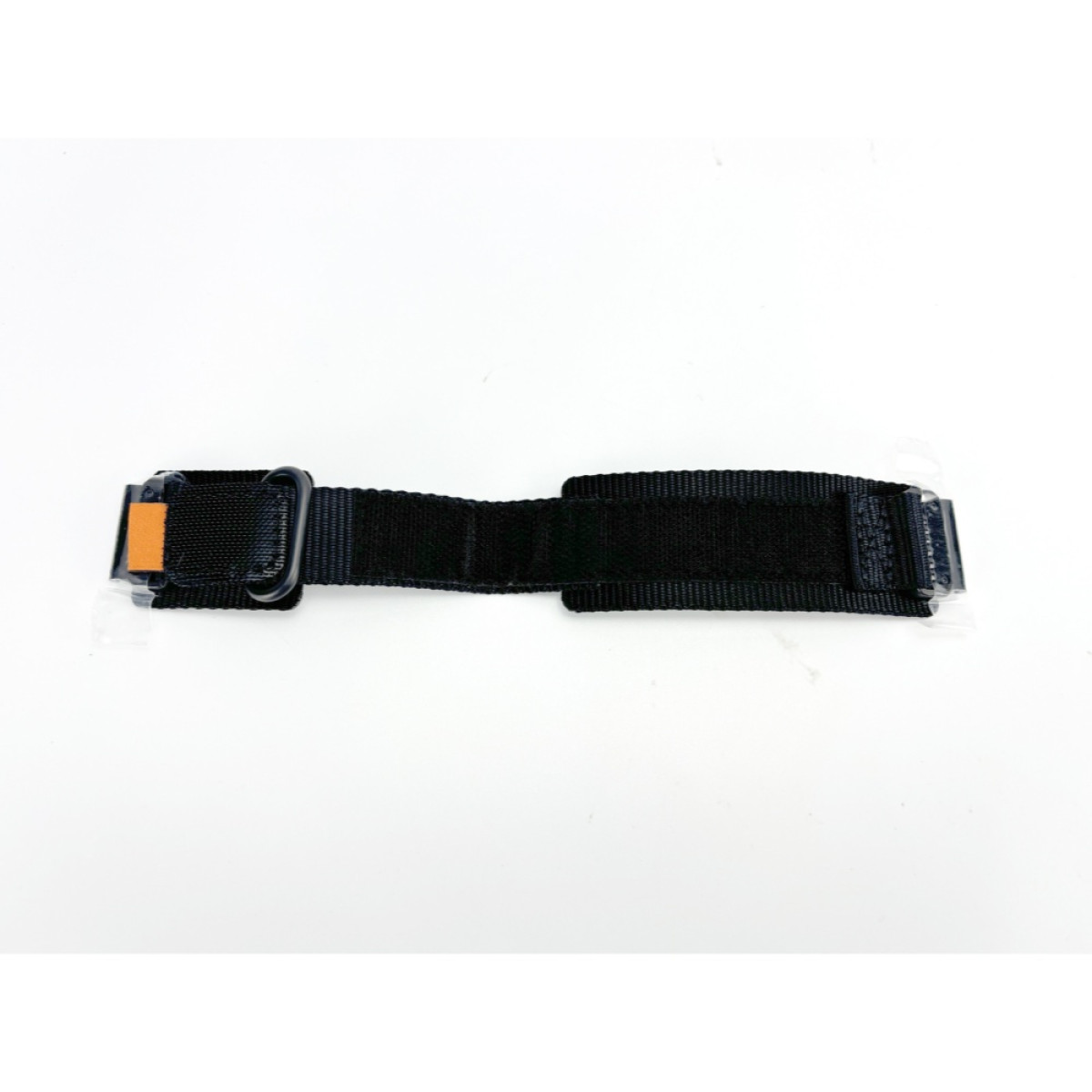 Ein schwarzes Stoffband mit Metallschnalle und orangefarbenem Lasche. Das Band liegt auf weißem Hintergrund.