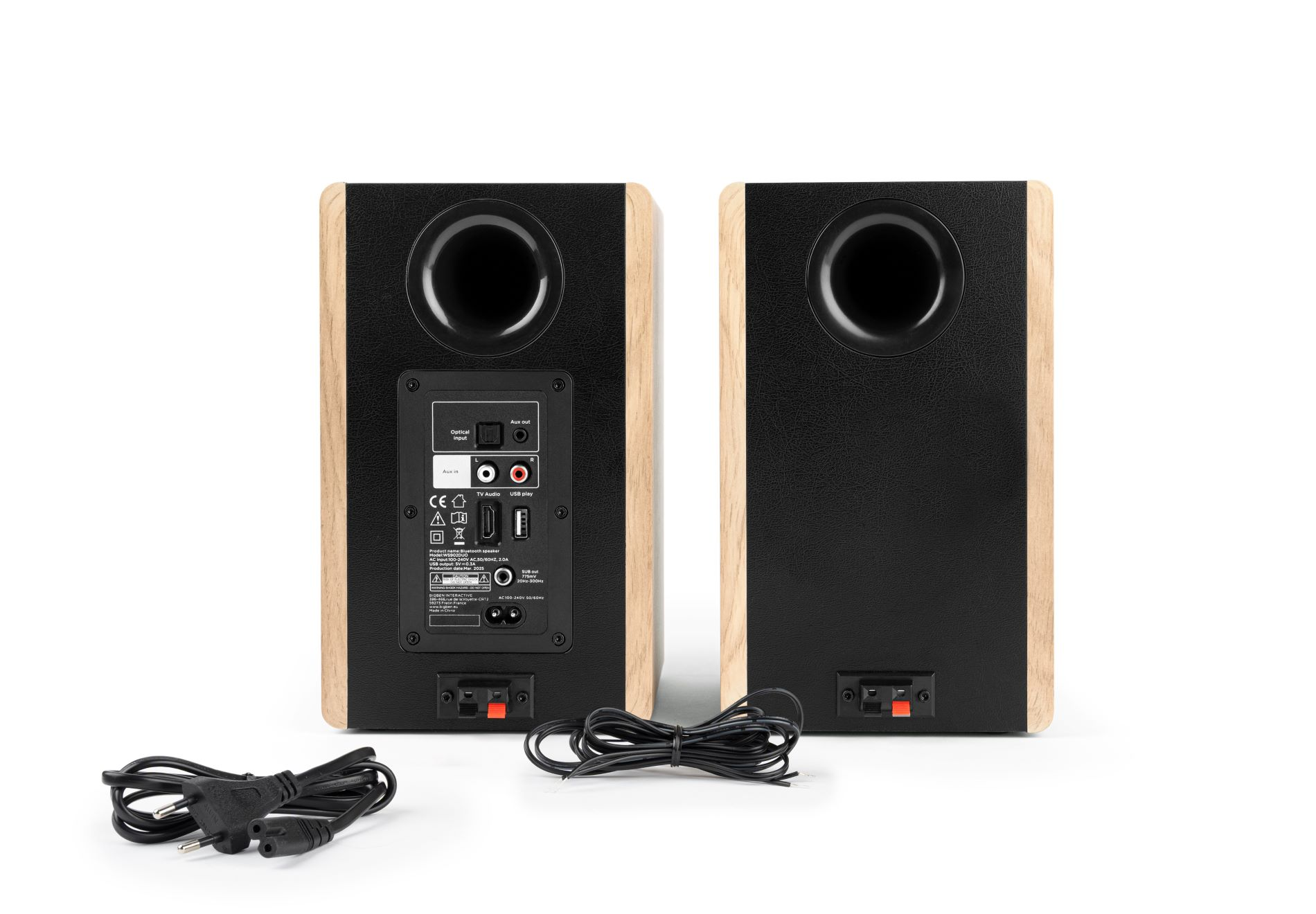 Dwa czarne głośniki z drewnianymi bokami na białej powierzchni. Widoczne kable i porty. Każdy głośnik ma okrągły otwór.