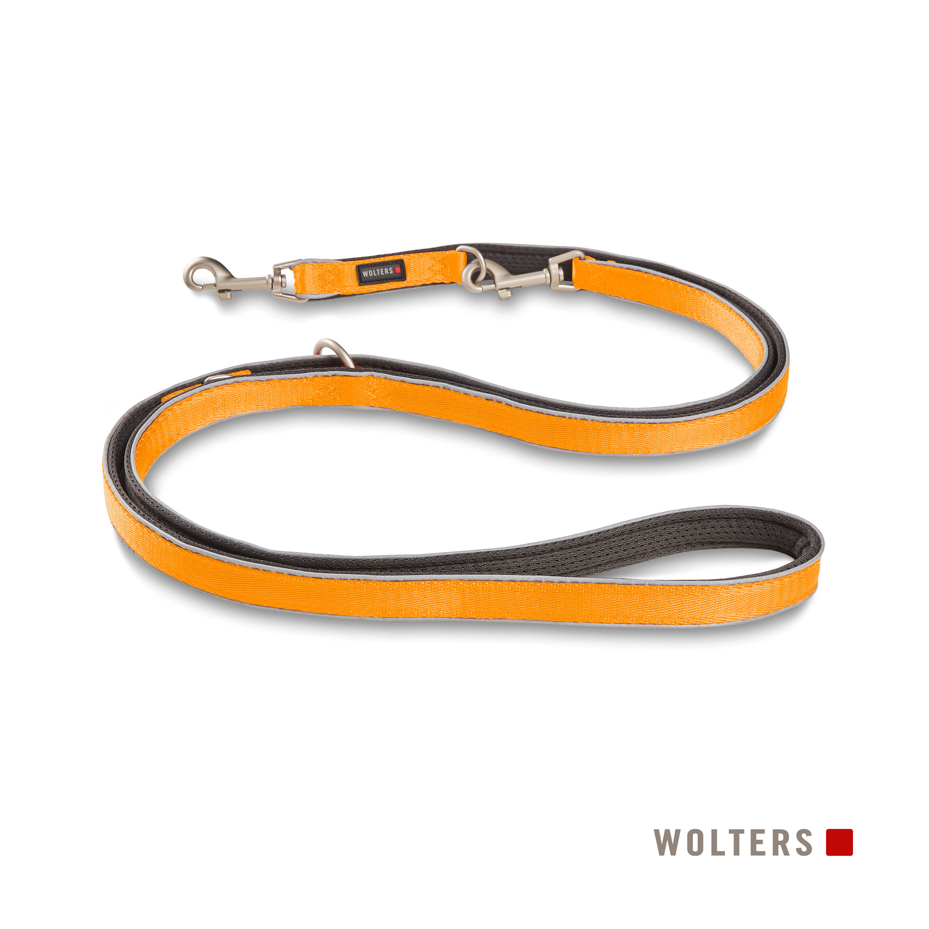 Eine orangefarbene und graue Hundeleine mit silbernen Clips, Marke Wolters. Die Leine befindet sich auf weißem Grund.