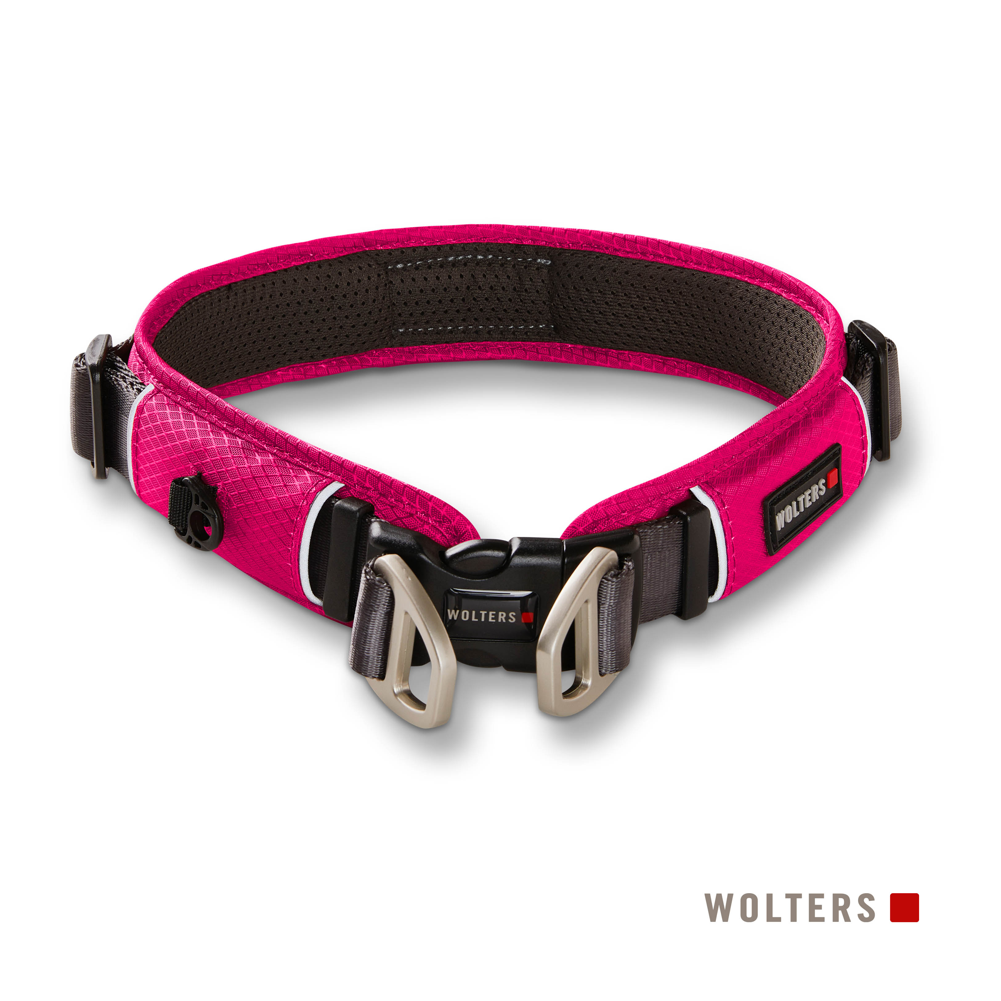 Ein pinkfarbenes Hundehalsband mit schwarzem Verschluss und silbernen Schnallen. Der Markenname 'Wolters' ist sichtbar.