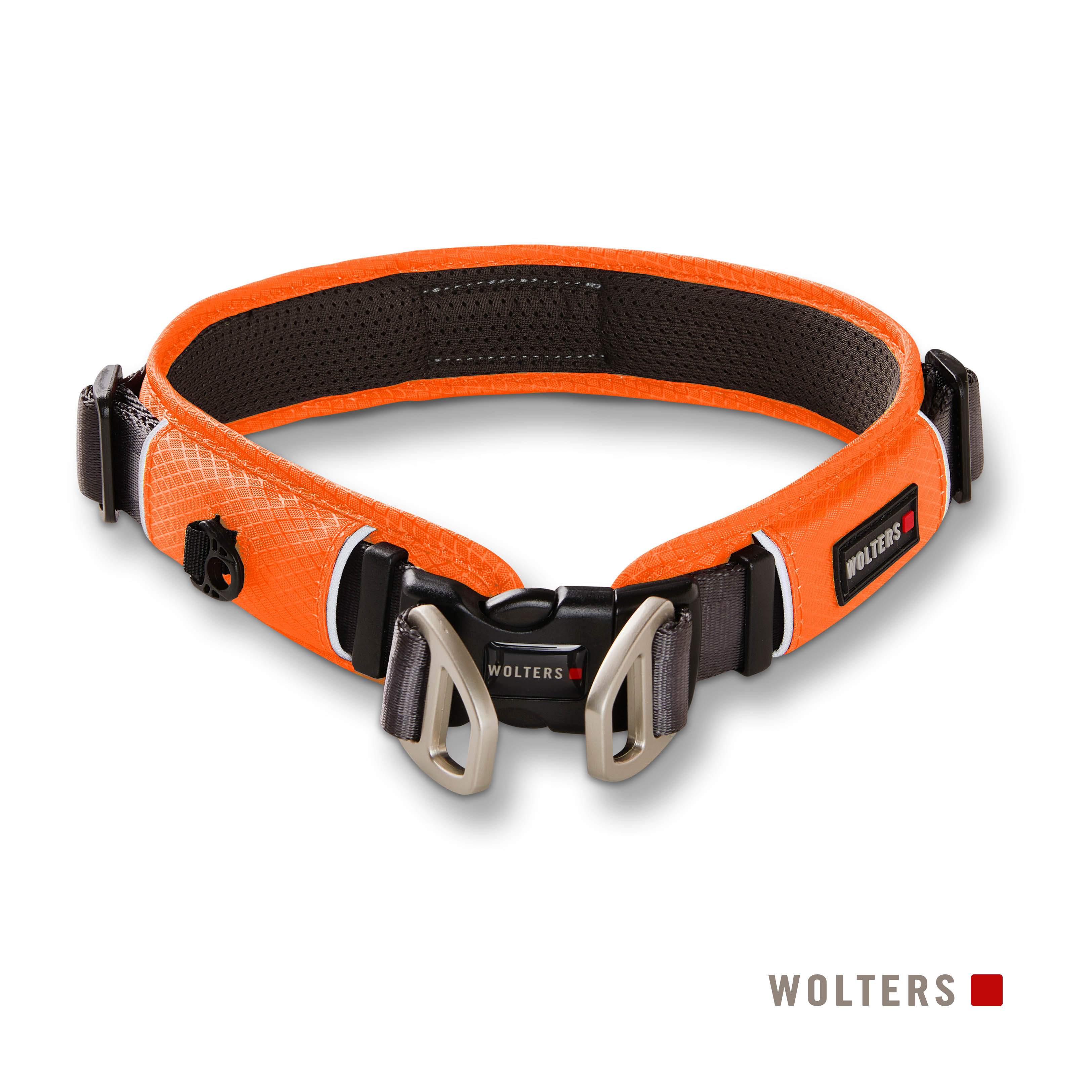 Ein orangefarbenes Wolters-Halsband für Hunde. Es hat ein schwarzes Innenfutter und eine silberne Schnalle. Der Markenname steht unten.