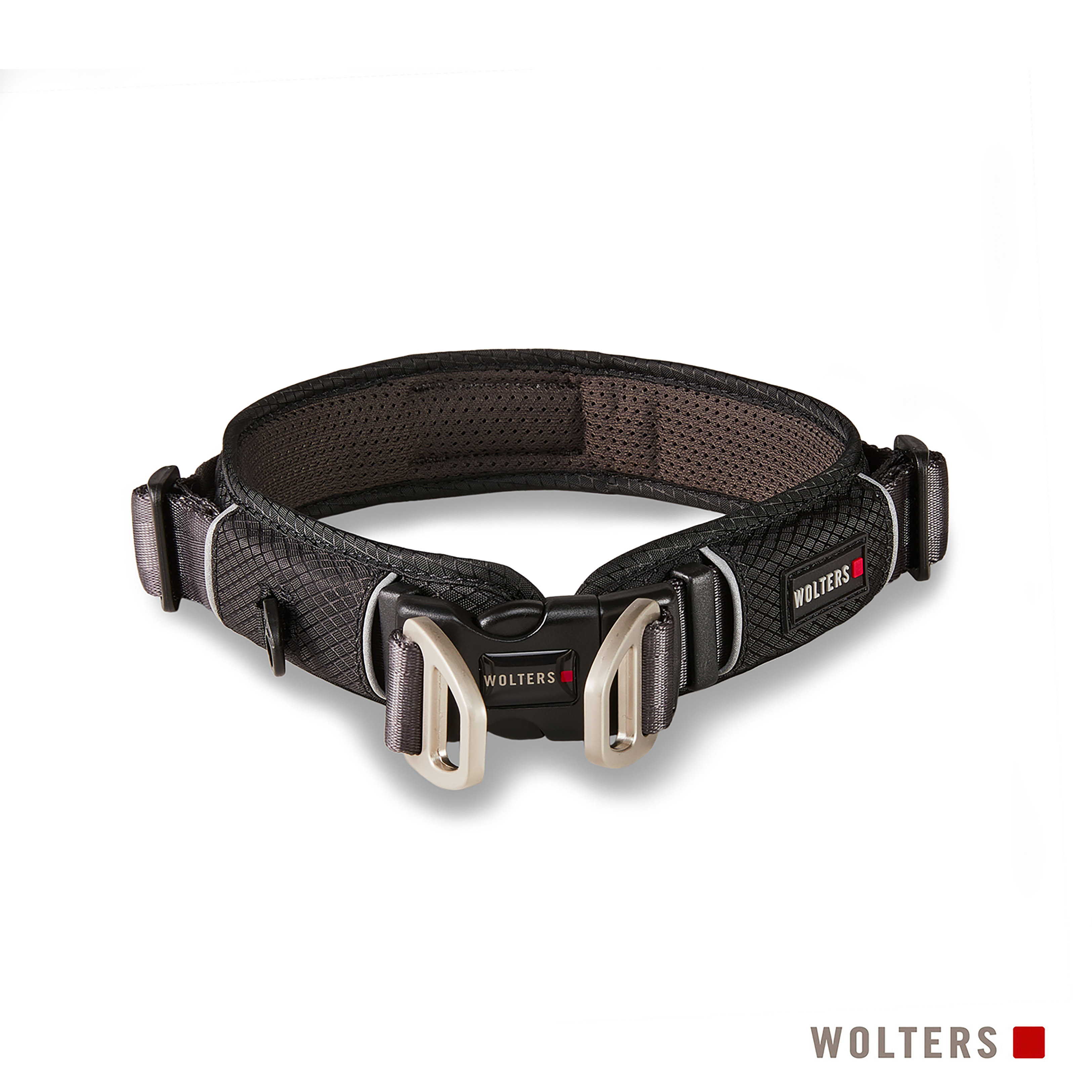 Ein schwarzes Hundehalsband mit Metallverschlüssen und dem Markennamen 'WOLTERS'. Der Hintergrund ist weiß.