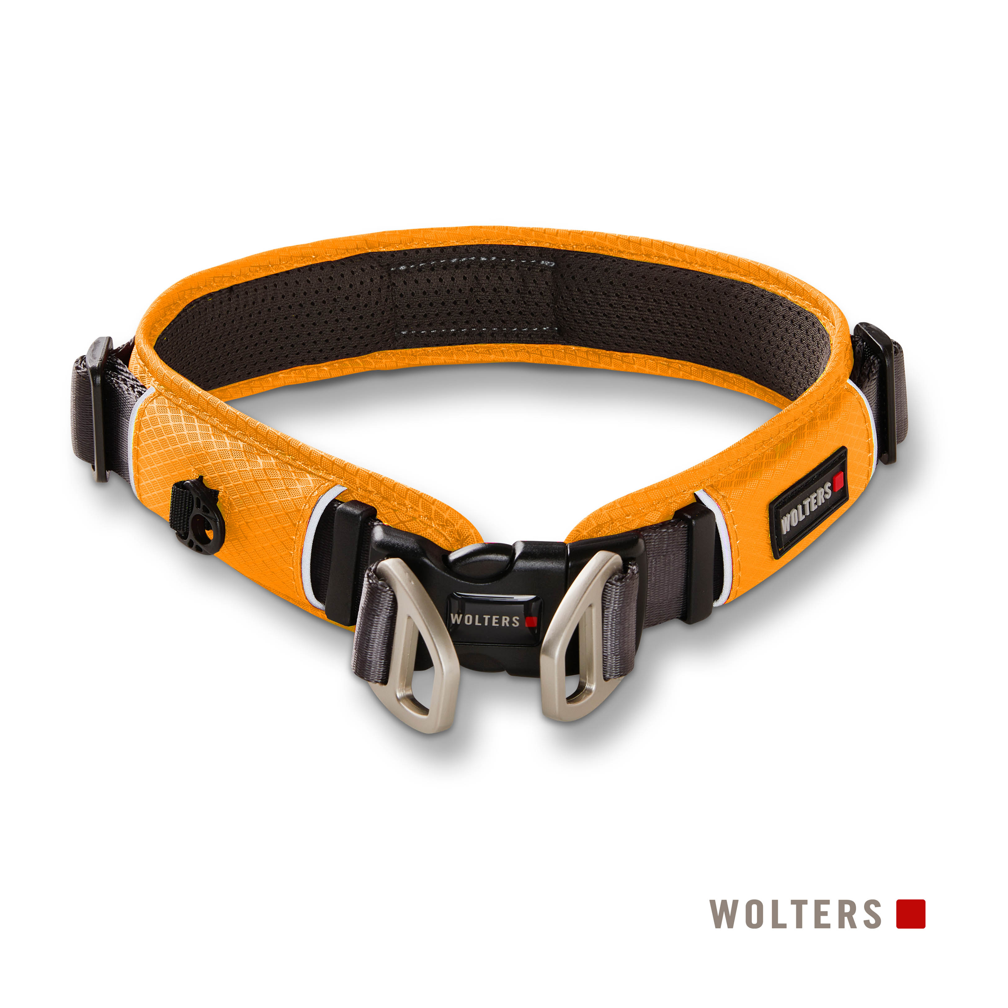 Ein orangefarbenes Hundehalsband mit schwarzer Innenseite, schwarzen Schnallen und silbernen Verschlüssen. Die Marke 'Wolters' ist sichtbar.