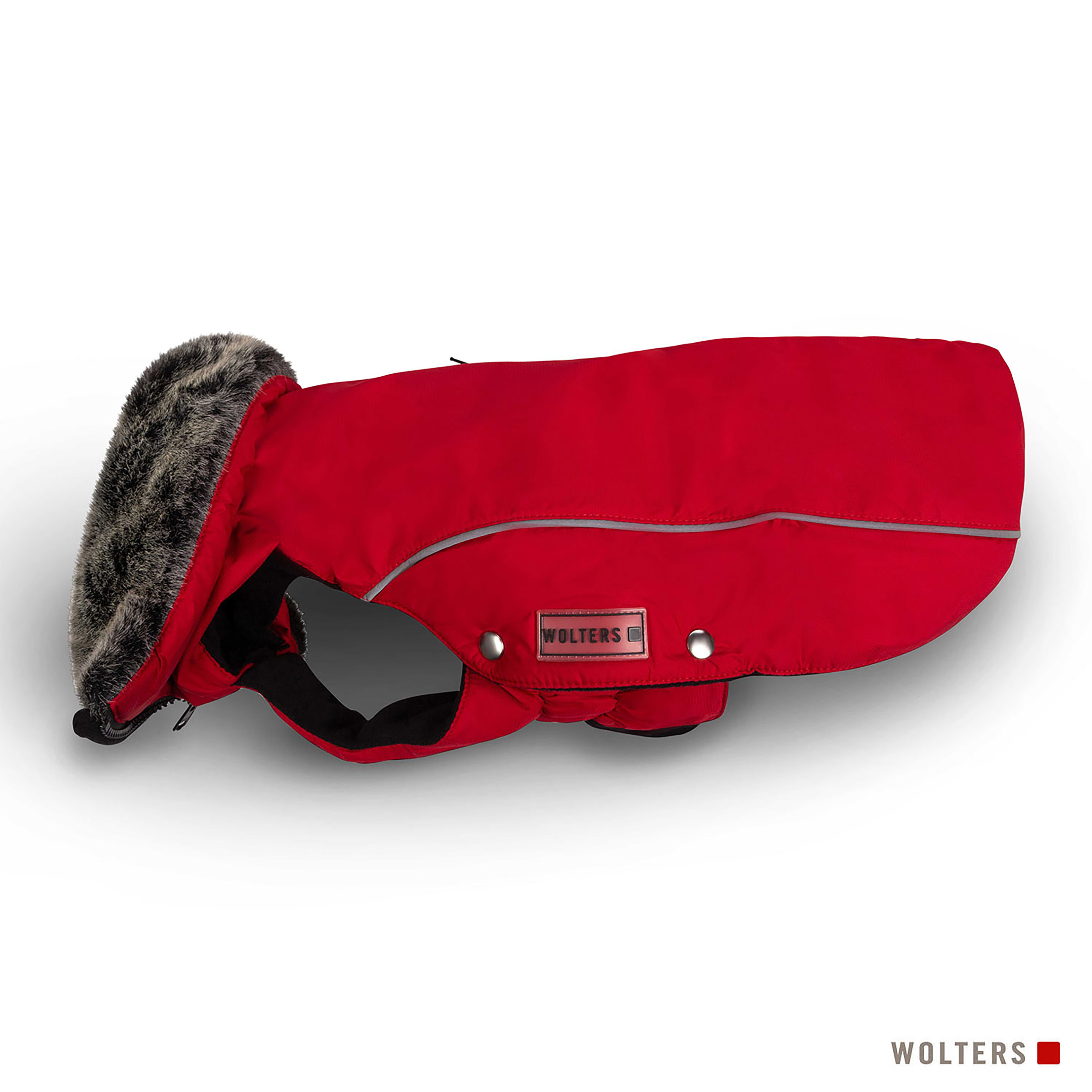 Rote Hundejacke mit Pelzkapuze, Marke Wolters. Sie hat reflektierende Streifen und ein Logo-Patch. Weißer Hintergrund.