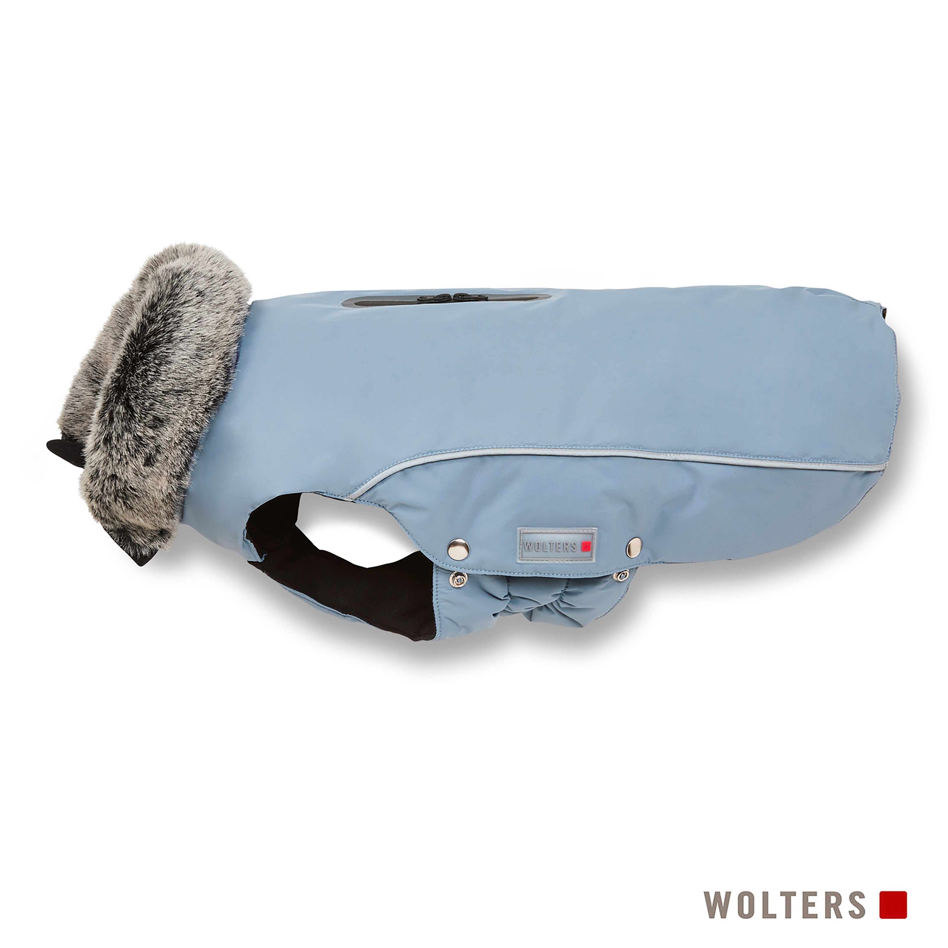 Eine hellblaue Hundejacke mit Fell um die Kapuze liegt auf weißem Grund. Der Markenname WOLTERS steht unten.