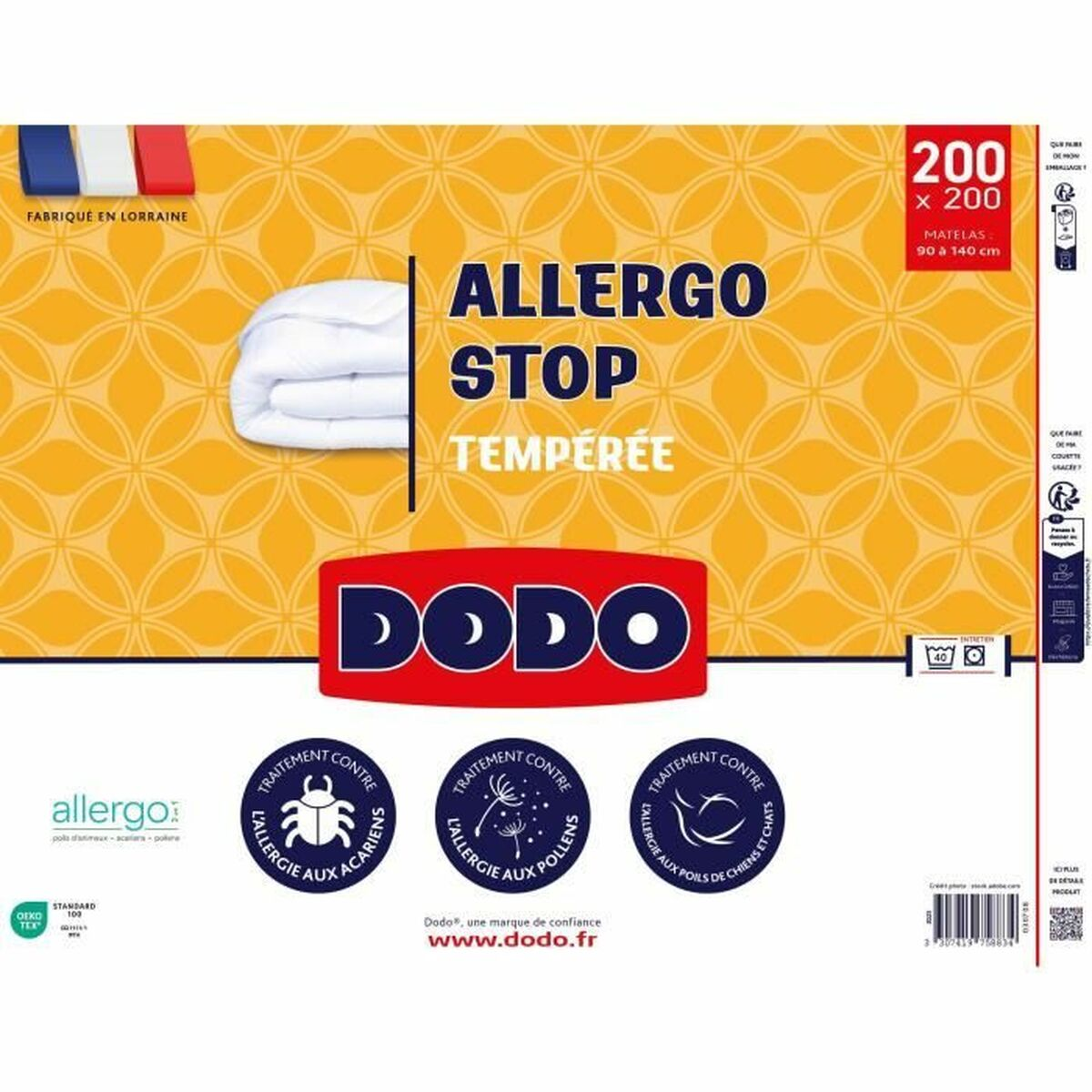Eine Dodo Allergo Stop Matratzenauflage. Weiße gefaltete Decke auf gelbem Hintergrund mit Text und Logos für Allergieschutz.
