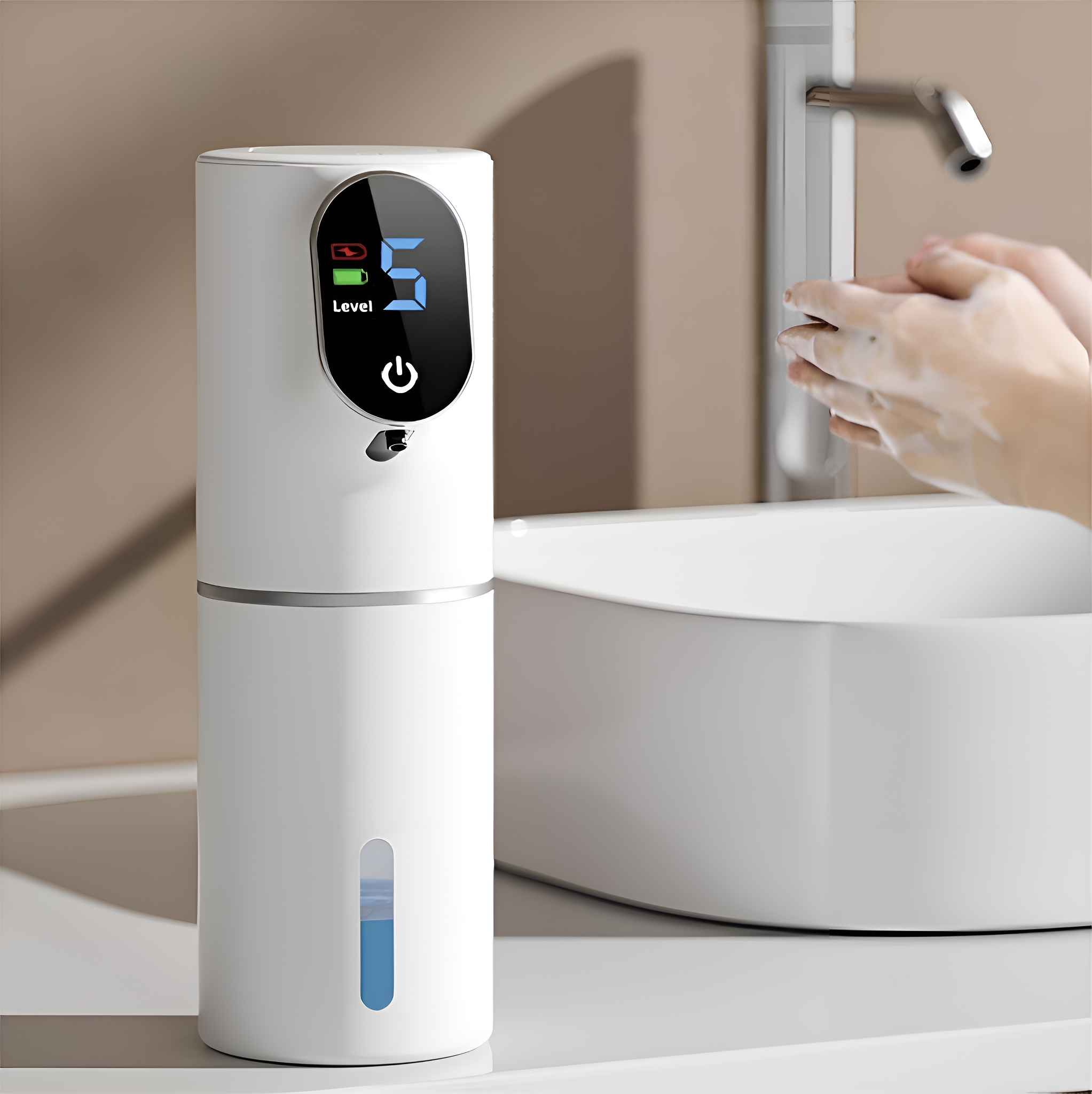 Weißer, automatischer Seifenspender mit Füllstandsanzeige. Hände waschen im Waschbecken. Blaue Flüssigkeit im Spender sichtbar.