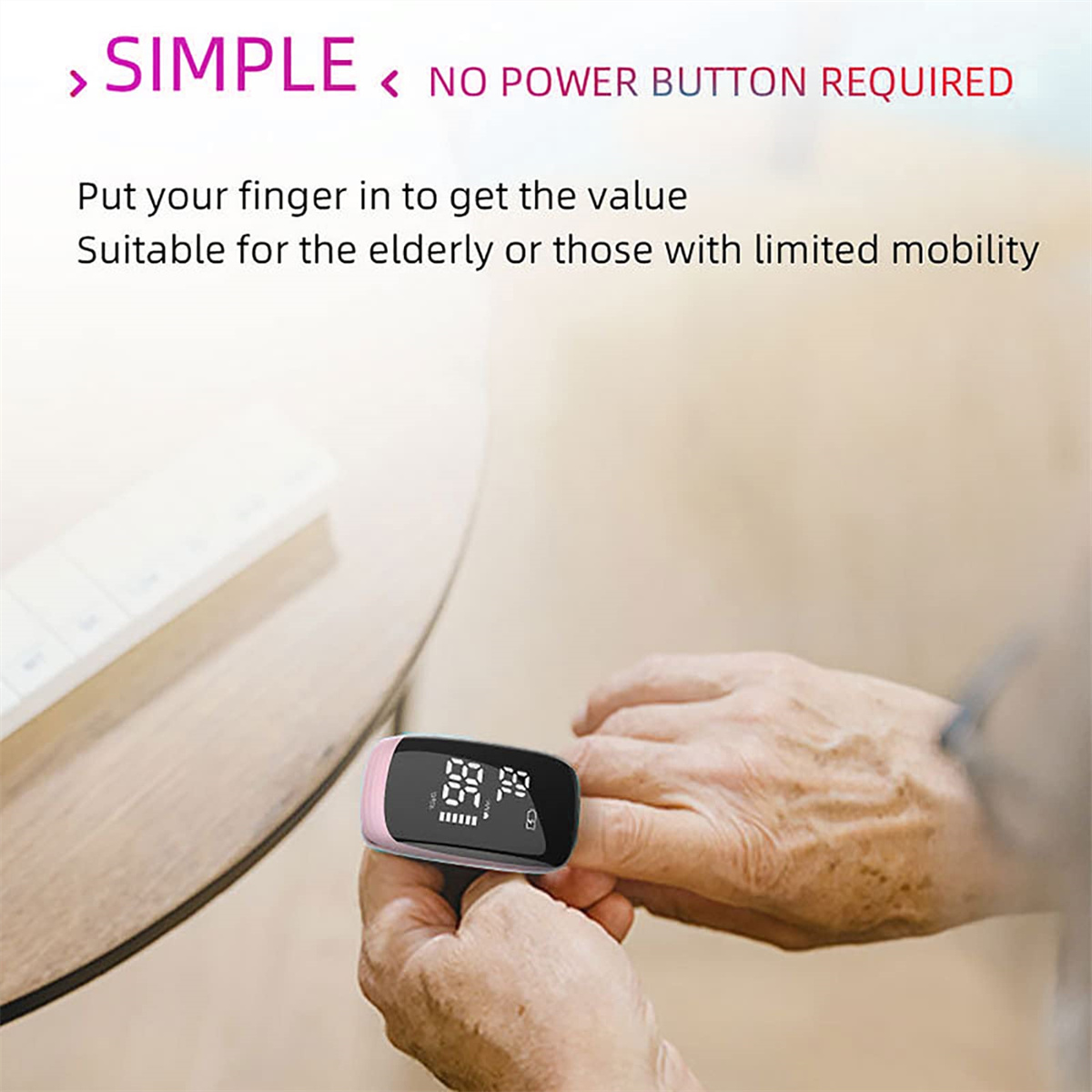 Ein Finger in einem rosa-schwarzen Oximeter. Text: Einfach, keine Einschalttaste erforderlich. Geeignet für ältere oder eingeschränkte Mobilität.