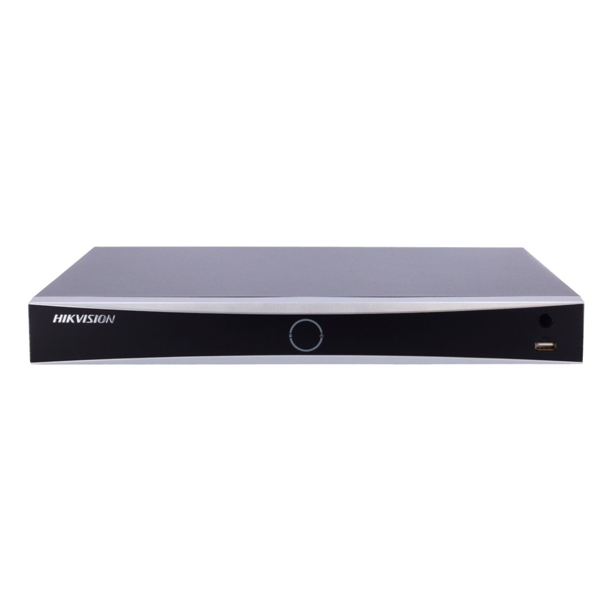 Ein schwarzes und silbernes Hikvision DVR-Gerät. Es hat einen Ein-/Ausschalter, einen USB-Anschluss und das Hikvision-Logo. Der Hintergrund ist weiß.