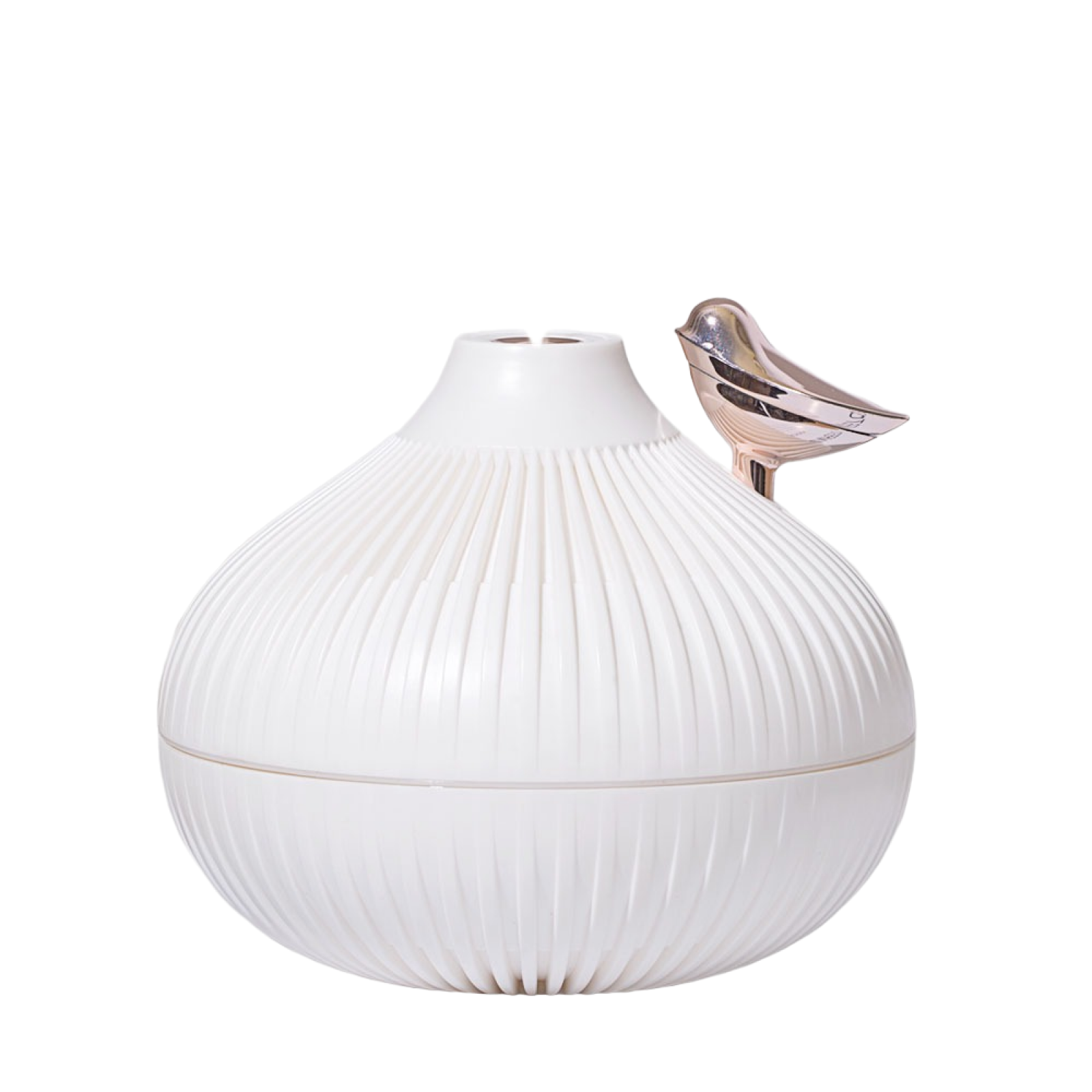 Eine weiße, gerippte Keramikvase mit einem silber-goldenen Vogelornament auf weißem Hintergrund.