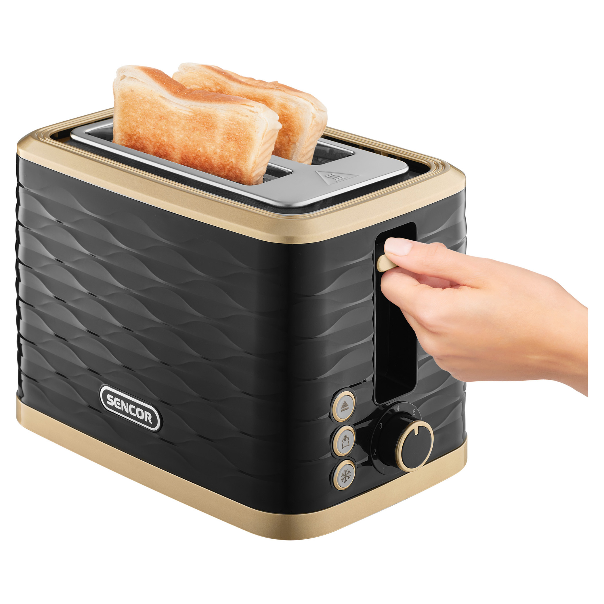 Czarny i złoty toster z tostami w szczelinach. Ręka pociąga za dźwignię. Tło jest białe.