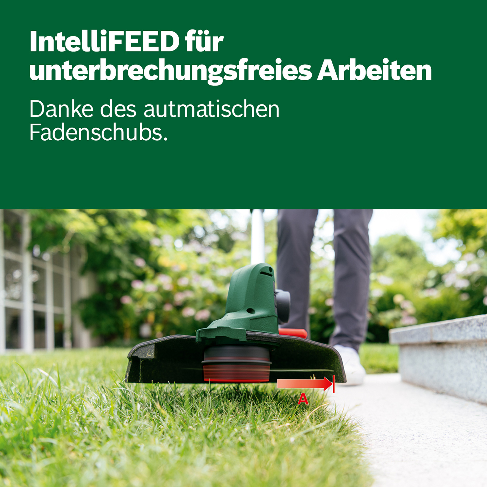 Eine Person, die einen grün-schwarzen Trimmer auf einem Rasen benutzt. Der Text oben lautet IntelliFEED für ununterbrochenes Arbeiten.