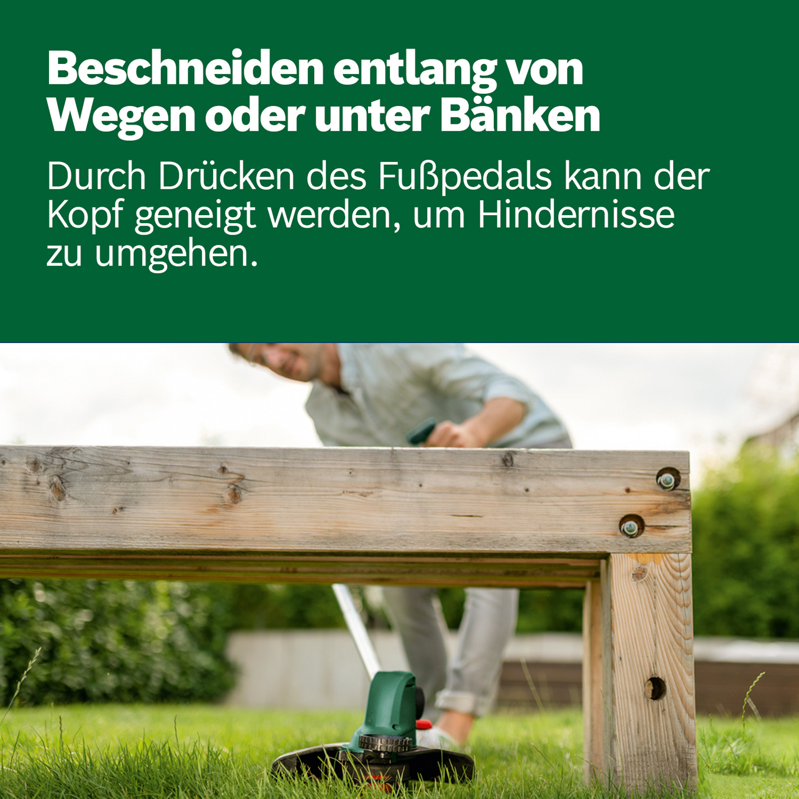 Eine Person benutzt einen Trimmer unter einer Holzbank auf einem Rasen. Grünes Gras und ein verschwommener Hintergrund.
