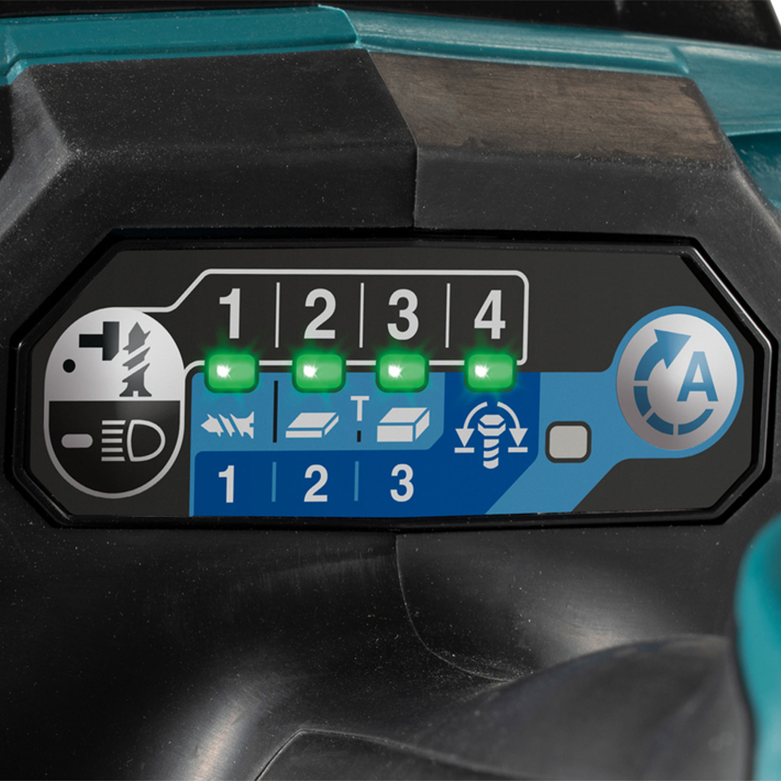Nahaufnahme einer Werkzeugoberfläche. Sie zeigt Anzeigen für die Einstellungen 1-4, wobei alle Lichter leuchten. Symbole für Funktionen und ein Rotationssymbol.