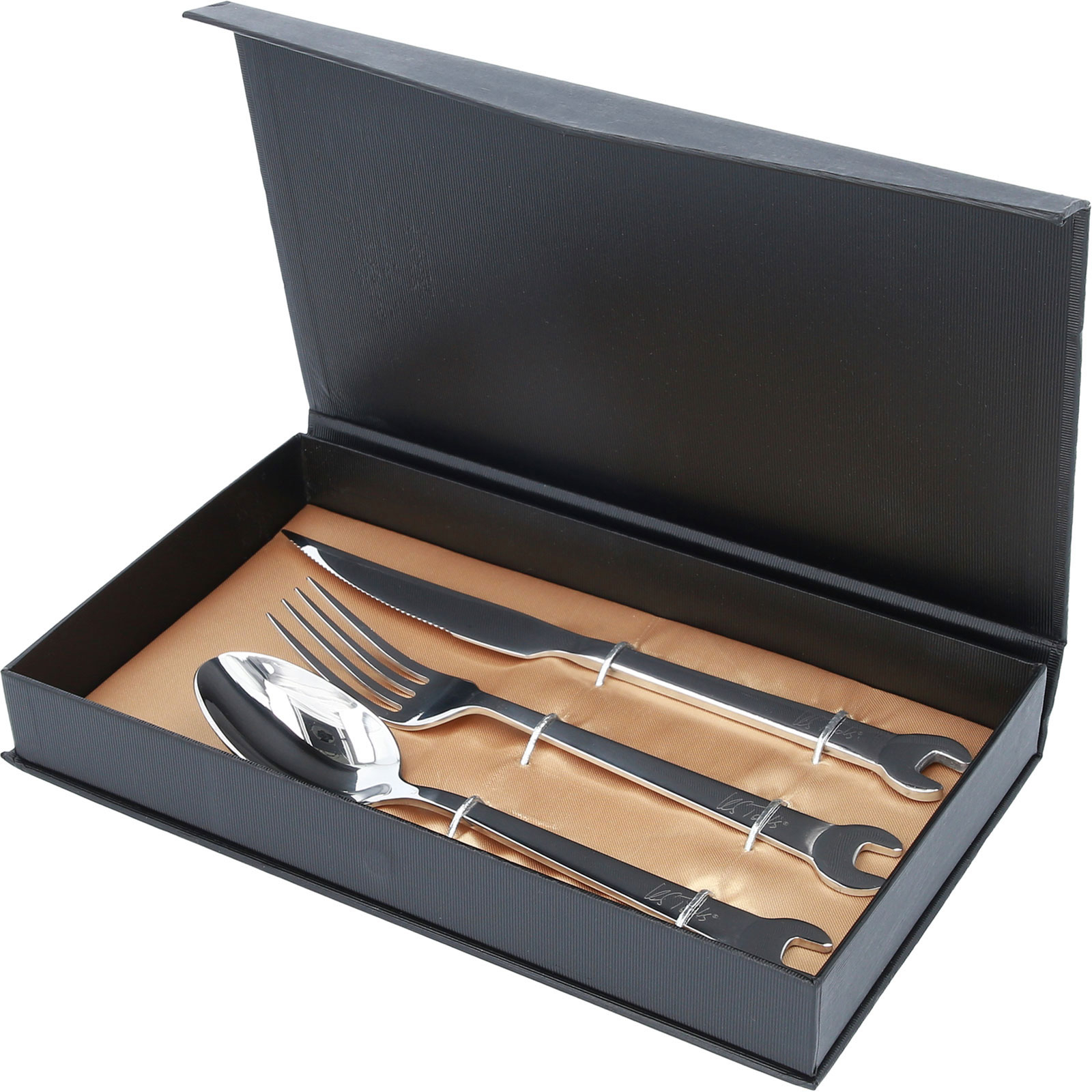 Un set di posate, tra cui coltello, forchetta e cucchiaio, è contenuto in una scatola nera con fodera beige.