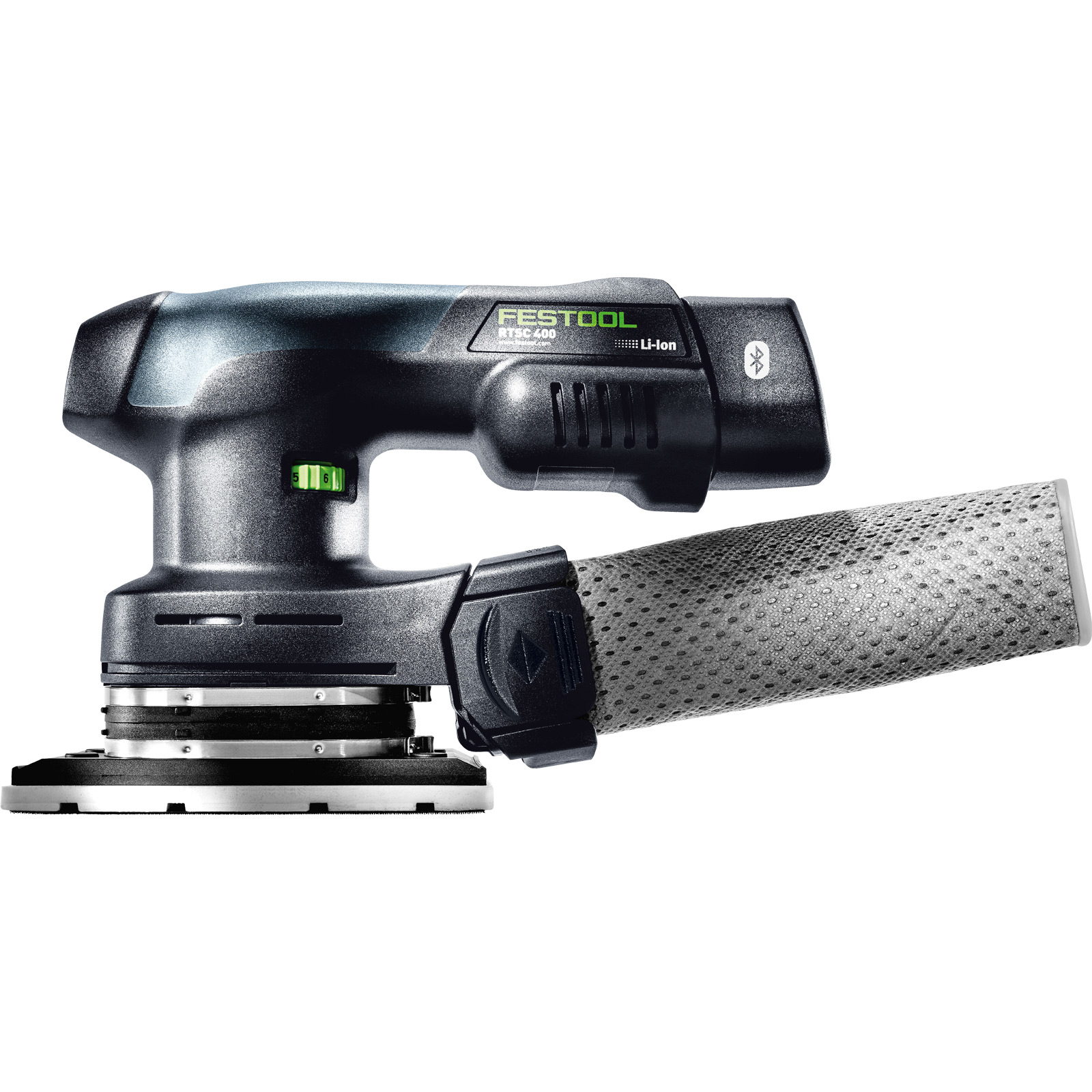 Una levigatrice Festool RTSC 400 nera e grigia. Ha un sacco per la polvere attaccato. La batteria agli ioni di litio e Bluetooth sono visibili.