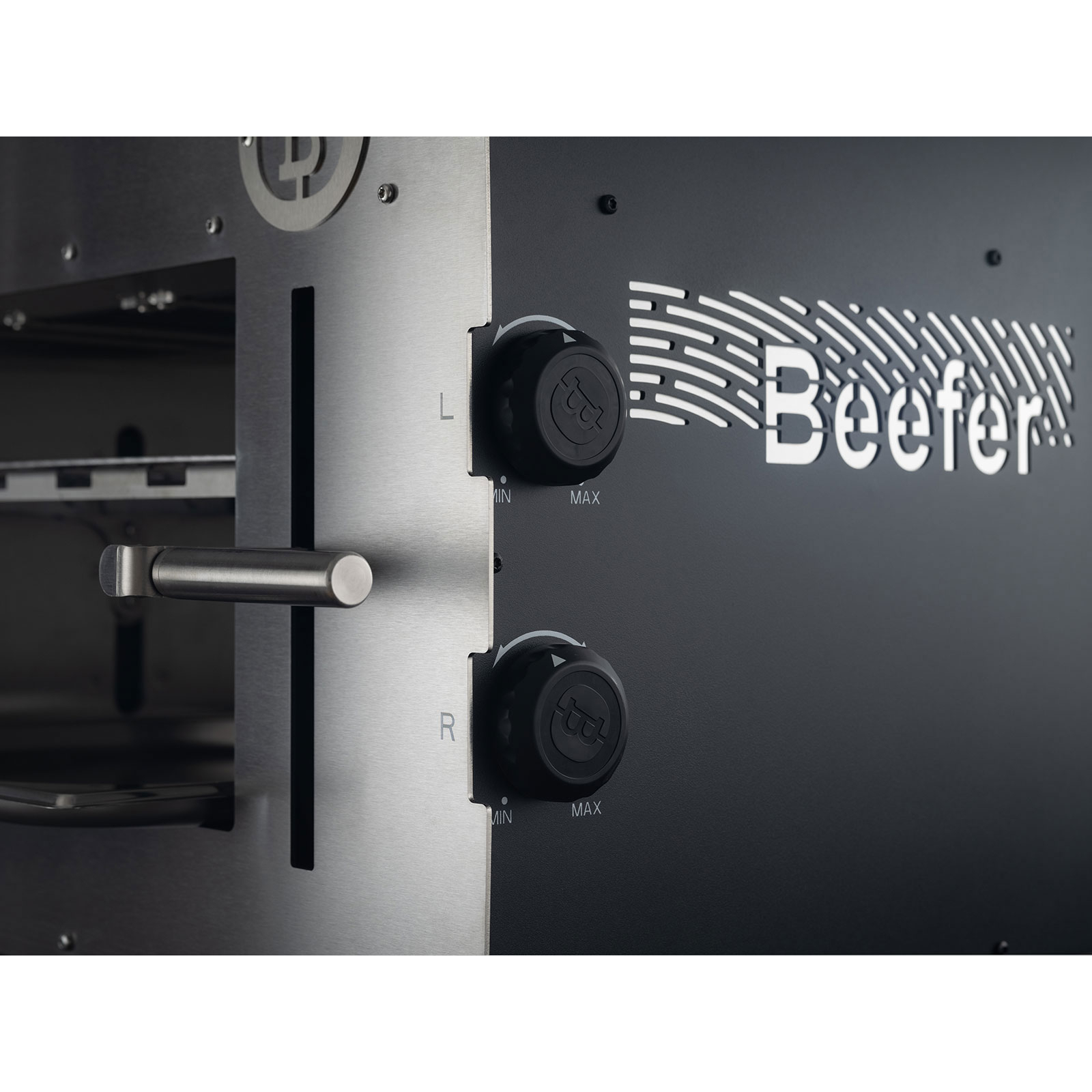 Nahaufnahme eines Edelstahlgrills mit schwarzen Knöpfen. Das Wort 'Beefer' ist sichtbar. Knöpfe mit der Aufschrift MIN und MAX.
