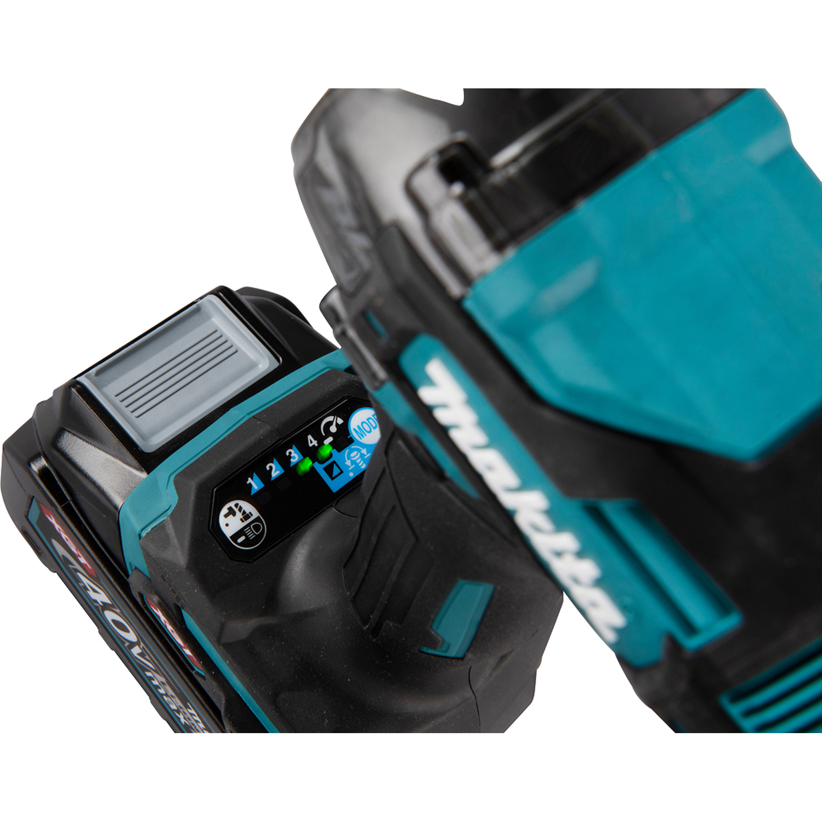 Primer plano de dos componentes de herramientas eléctricas Makita negros y verde azulado. Uno tiene indicadores de batería encendidos, el otro el logo.