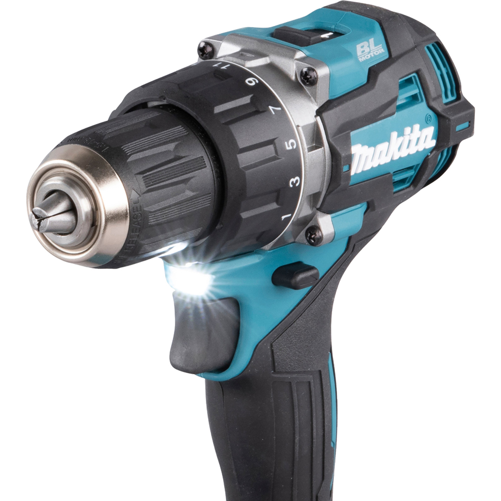 Un taladro Makita negro y turquesa. Tiene una broca plateada y una luz. Los números son visibles en el taladro.