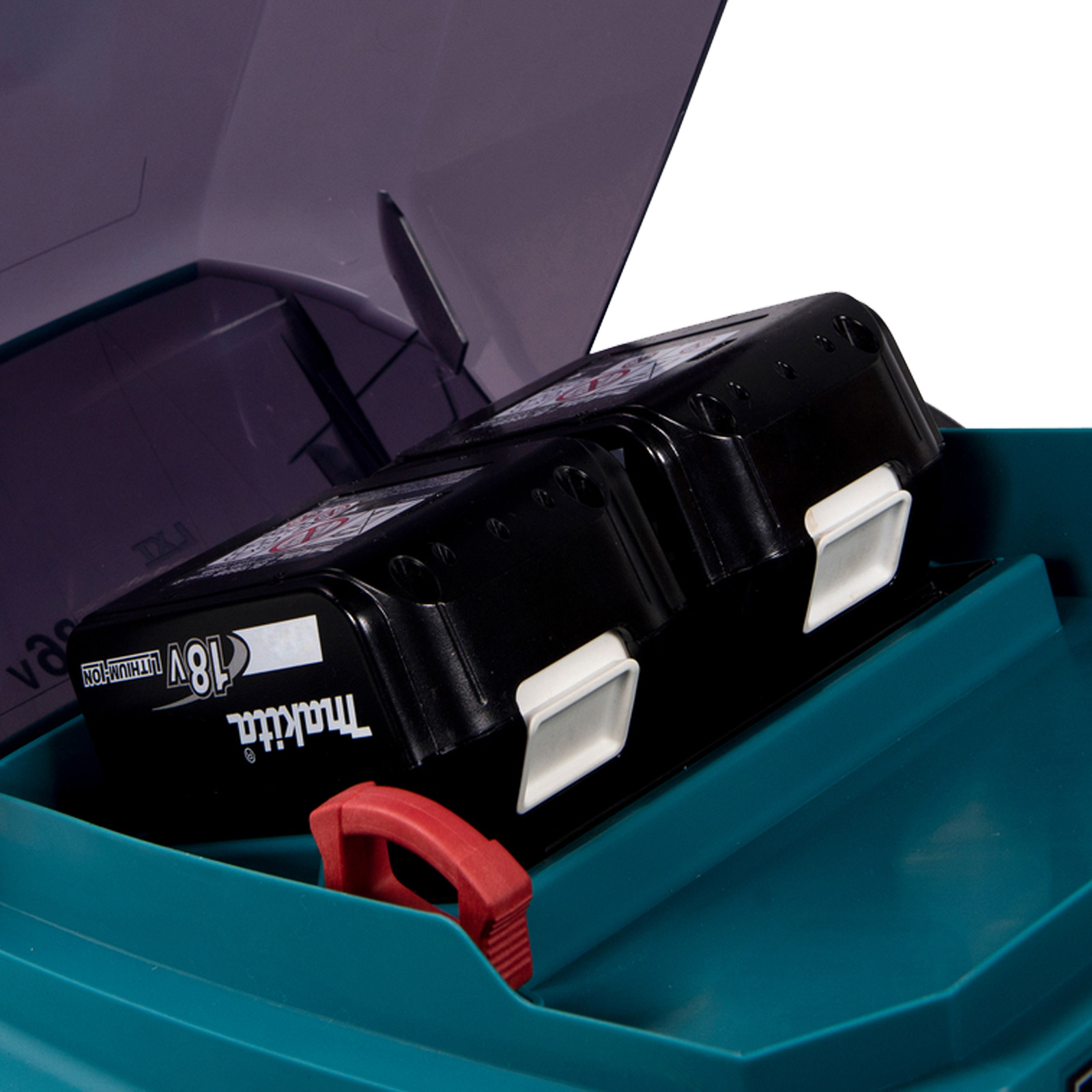 Schwarzer Makita 18V-Akku in einem türkisfarbenen Behälter mit rotem Griff. Der Deckel ist dunkel transparent.