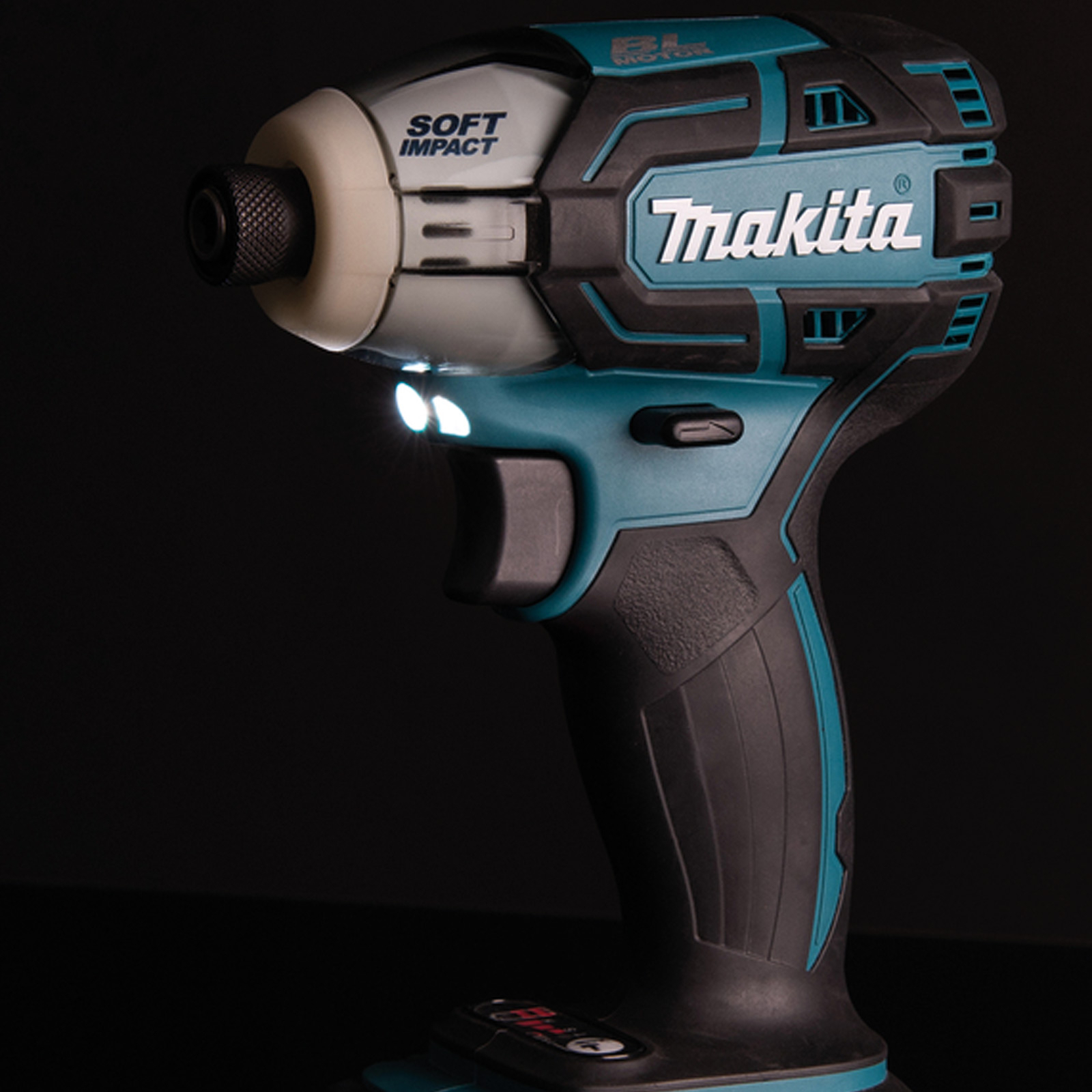 Un atornillador de impacto inalámbrico Makita. Es negro y verde azulado con 'Makita' a un lado. Una herramienta con luces.