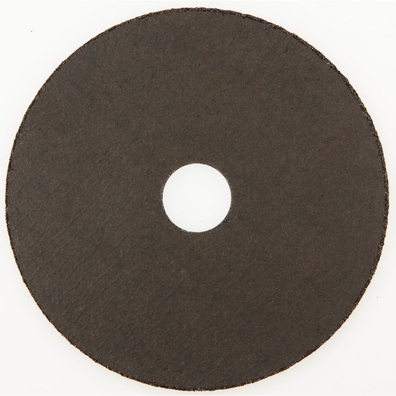 Un disque à découper circulaire foncé avec un trou central blanc sur fond blanc. Le bord du disque est texturé.