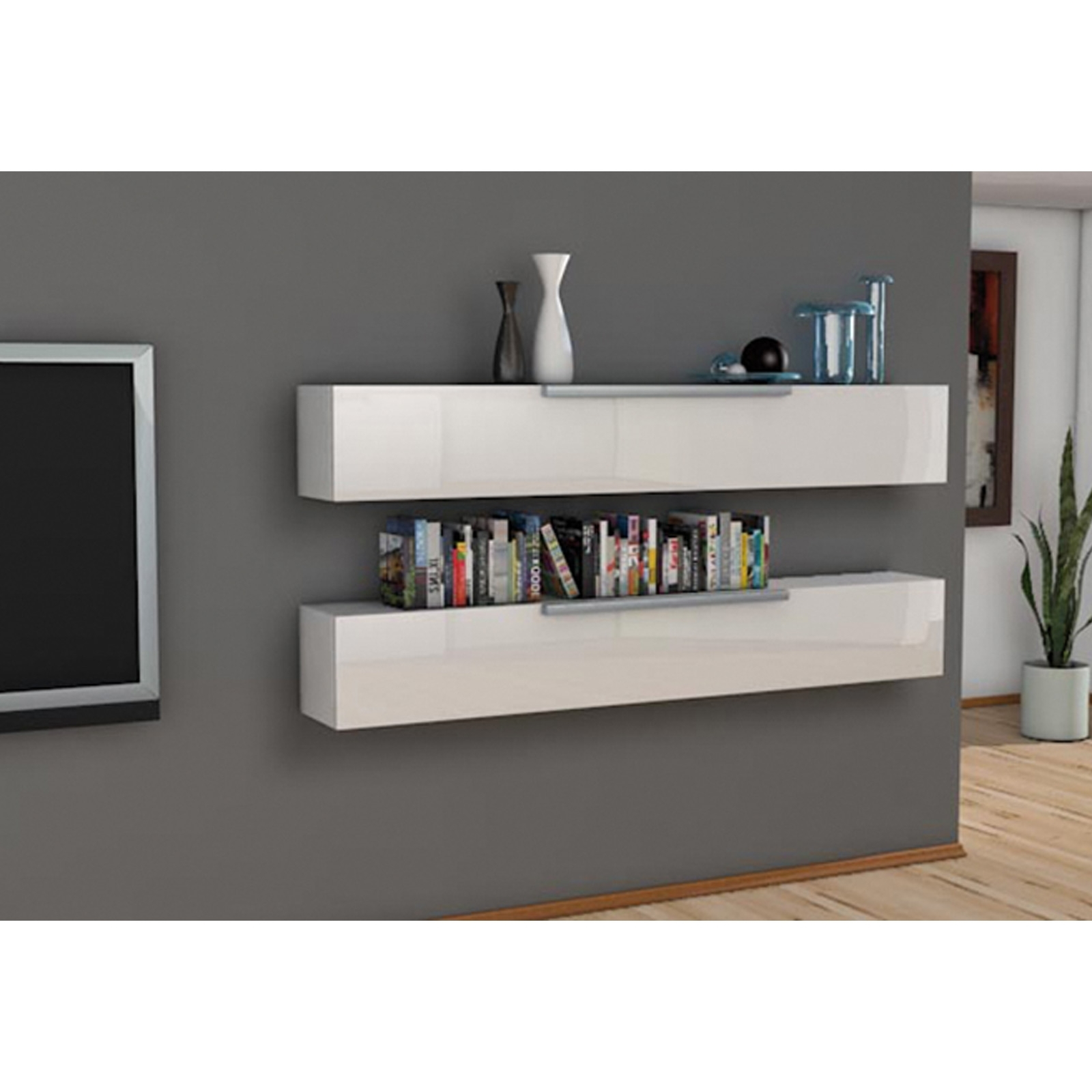 Weiße Wandregale mit Büchern und Dekoration. Links ein Fernseher. Eine Pflanze im Hintergrund. Graue Wand.