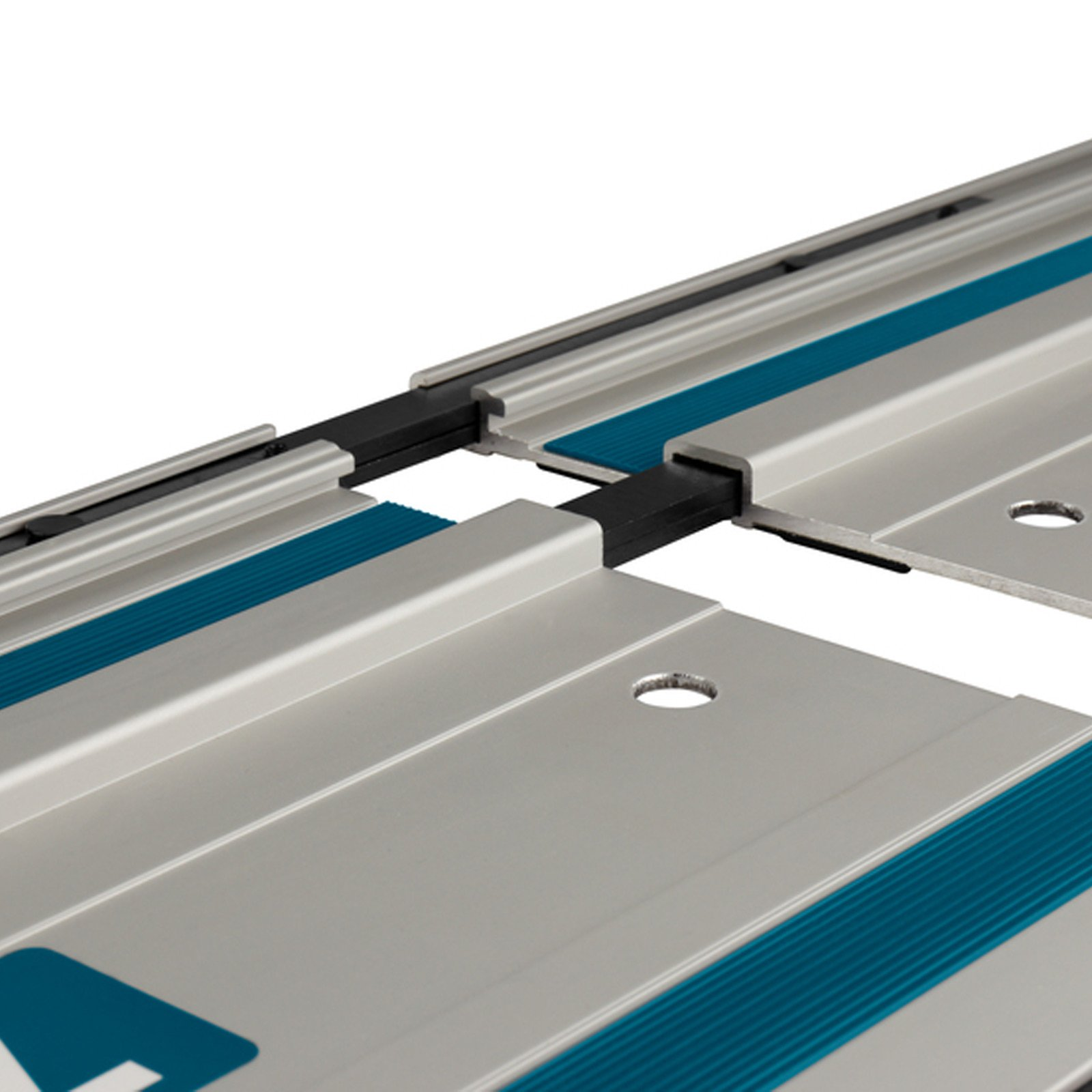 Close-up van een metalen zaaggeleider. Zilveren en turquoise kleuren zijn zichtbaar. Zwarte connectoren zijn ook aanwezig, samen met een witte achtergrond.