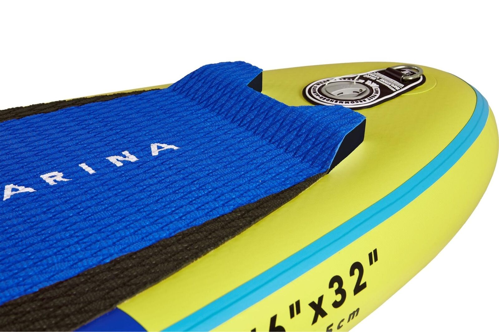 Nahaufnahme eines gelb-blauen Paddleboards. Die Oberseite des Boards hat einen blauen, strukturierten Bereich mit dem Namen 'ARINA'.