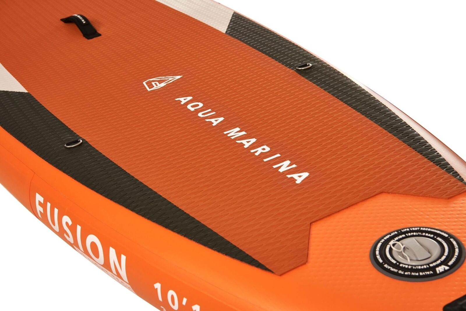 Ein orangefarbenes und schwarzes Stand-Up-Paddleboard mit dem Aqua Marina-Logo und dem Text Fusion 10'1. Details zur Inflation sind sichtbar.