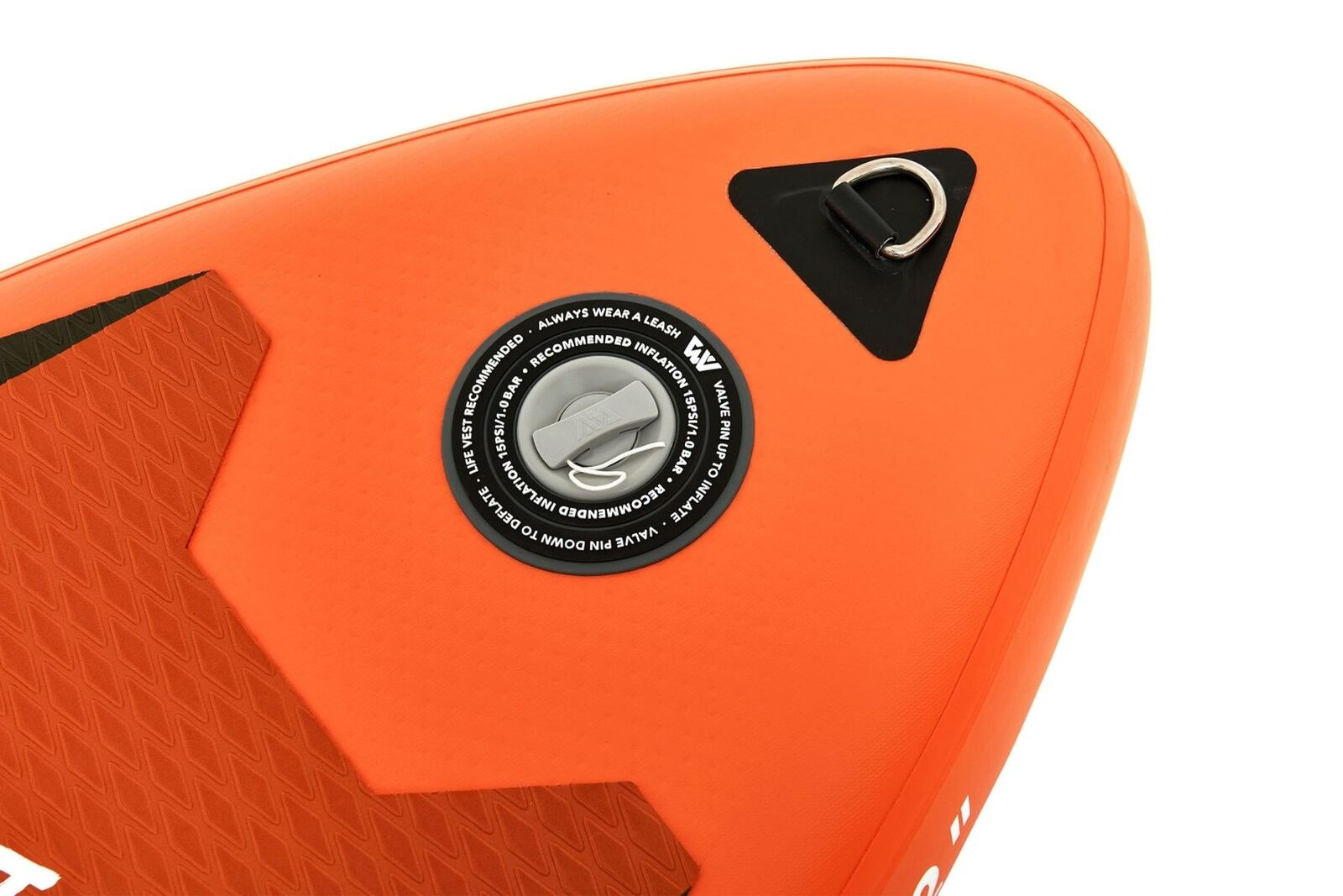 Detail eines orangefarbenen Paddleboards. Merkmale: Ventil, D-Ring und Text mit Aufblasanweisungen und Sicherheitsempfehlungen.