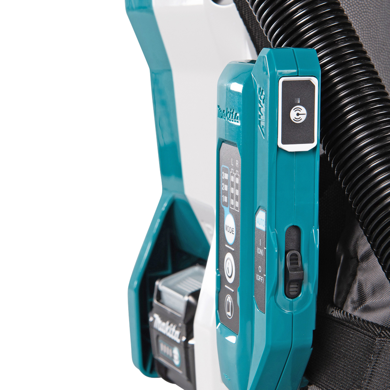 Nahaufnahme eines teal Makita Geräts mit schwarzen Details. Es hat einen Netzschalter, eine Modusauswahl und ein Funksymbol.