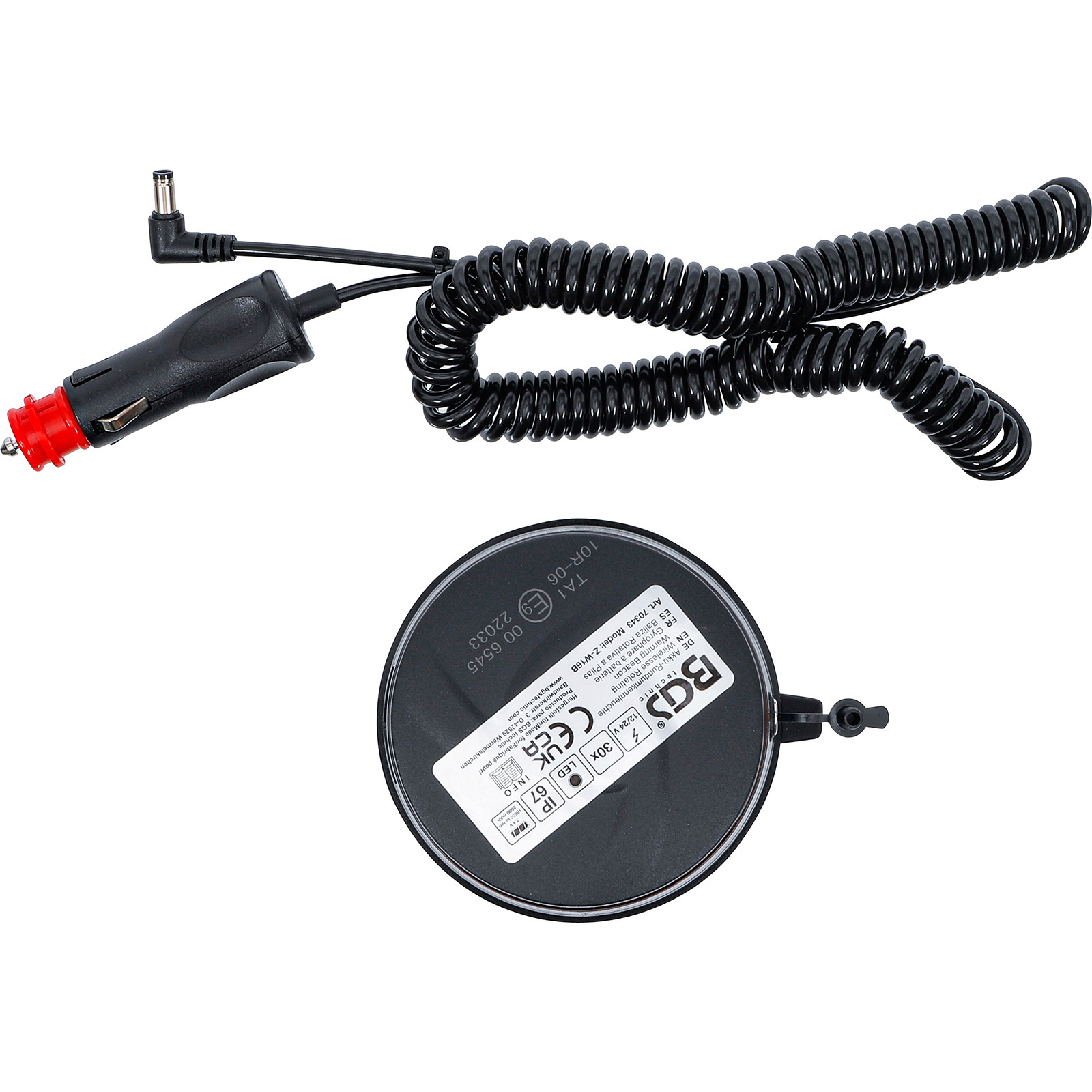 Cavo a spirale nero con adattatore per auto e base nera circolare con etichette. Accenti rossi sull'adattatore.