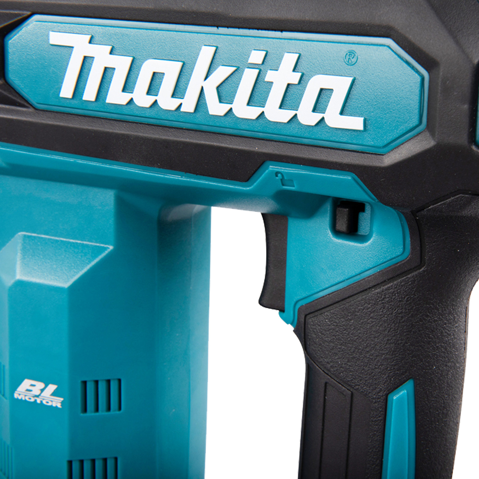 Primo piano di un elettroutensile Makita turchese e nero. Il logo Makita è ben visibile. L'utensile ha un grilletto e un'impugnatura.