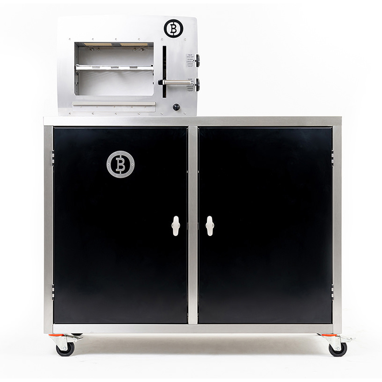 Ein Edelstahlschrank mit schwarzen Türen und Bitcoin-Logo. Oben hat er einen Grill. Der Schrank steht auf Rollen.