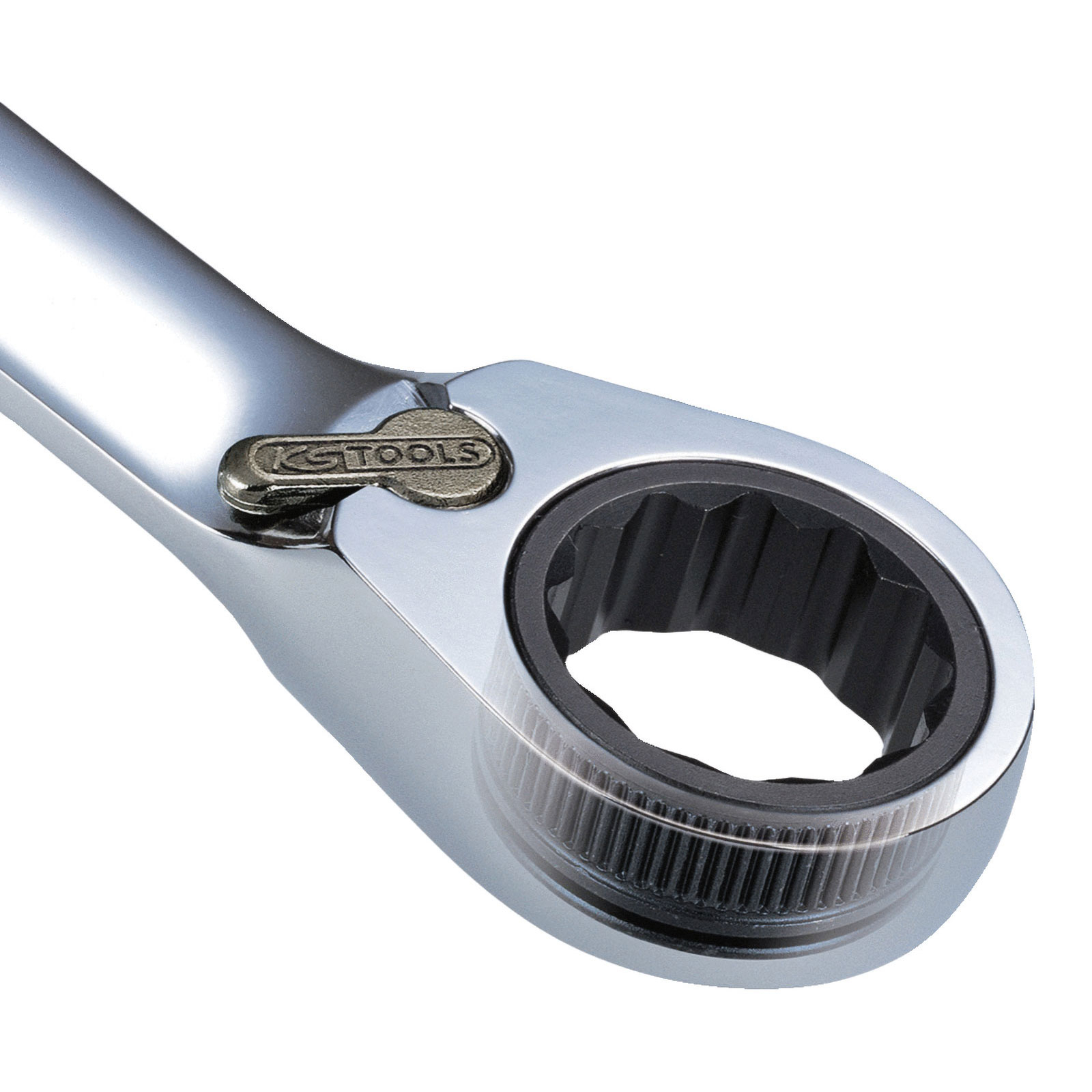 Nahaufnahme eines verchromten Ratschenschlüssels. Er hat einen gezahnten Kopf und einen silbernen Griff, mit KS TOOLS.