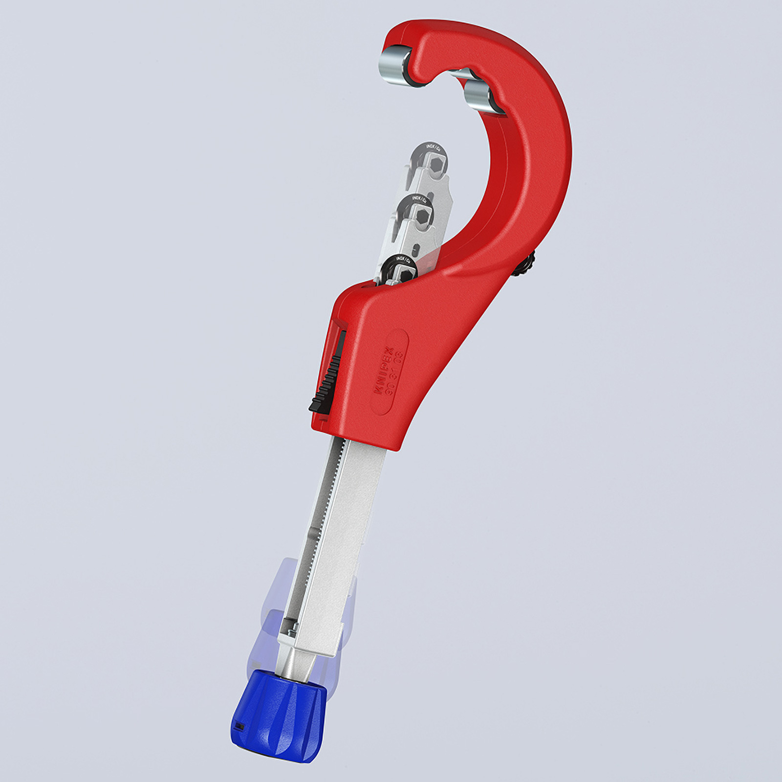 Un tagliatubi Knipex rosso e argento, base blu, angolato su sfondo azzurro. Sono visibili i dettagli dell'utensile.