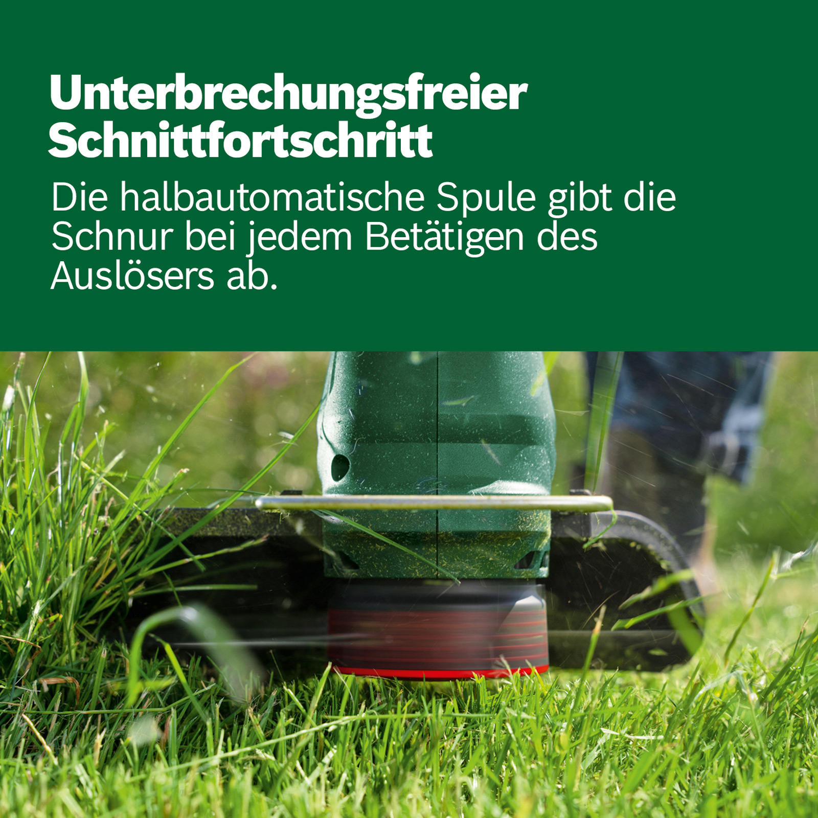 Nahaufnahme eines grünen Rasentrimmers, der Gras schneidet. Der Trimmer ist in Aktion, Grasschnitt ist sichtbar. Der Hintergrund ist grünes Gras.