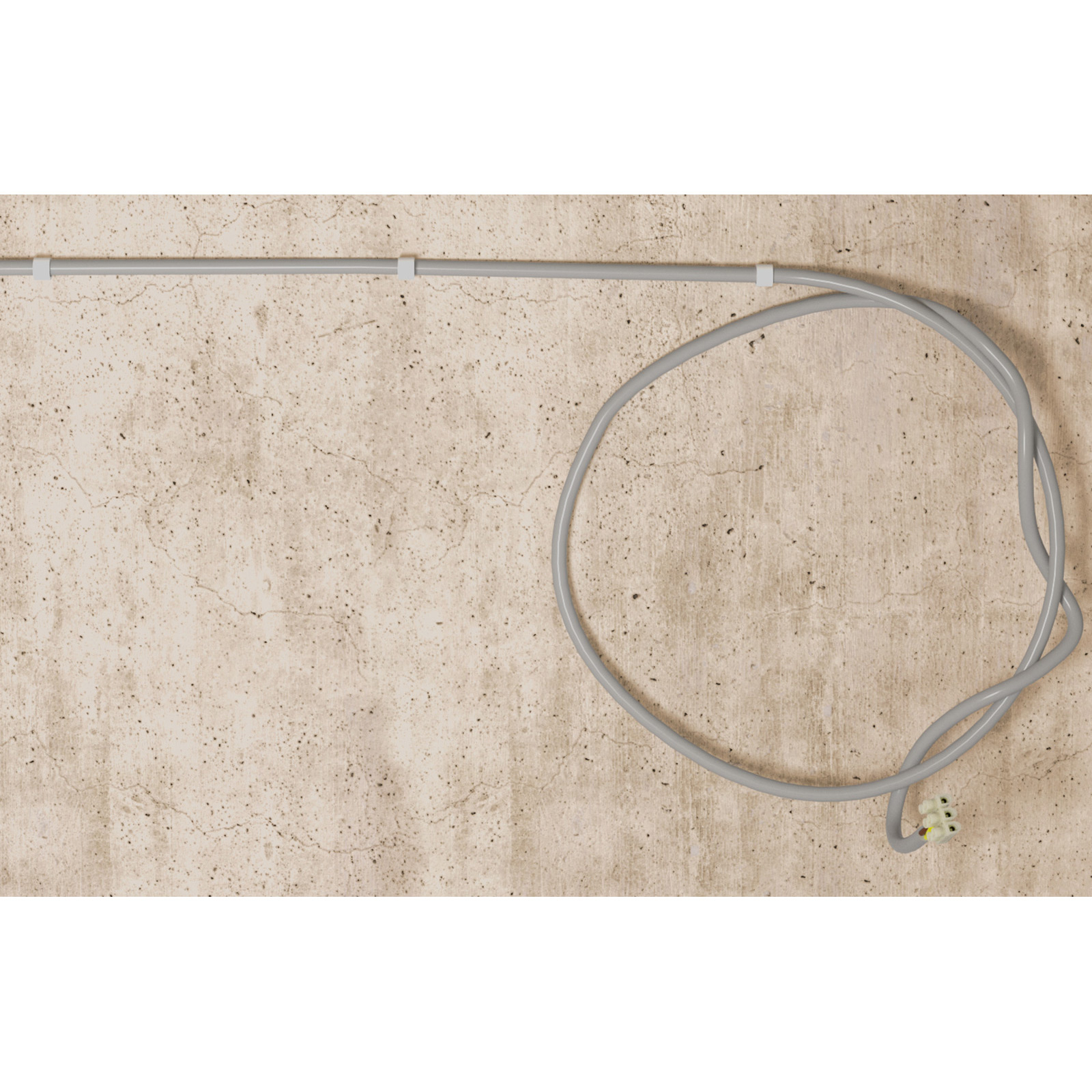 Ein graues Kabel verläuft über eine beige Wand. Das Kabel ist geschlungen und an der Wand befestigt. Weiße Clips halten einen geraden Abschnitt.