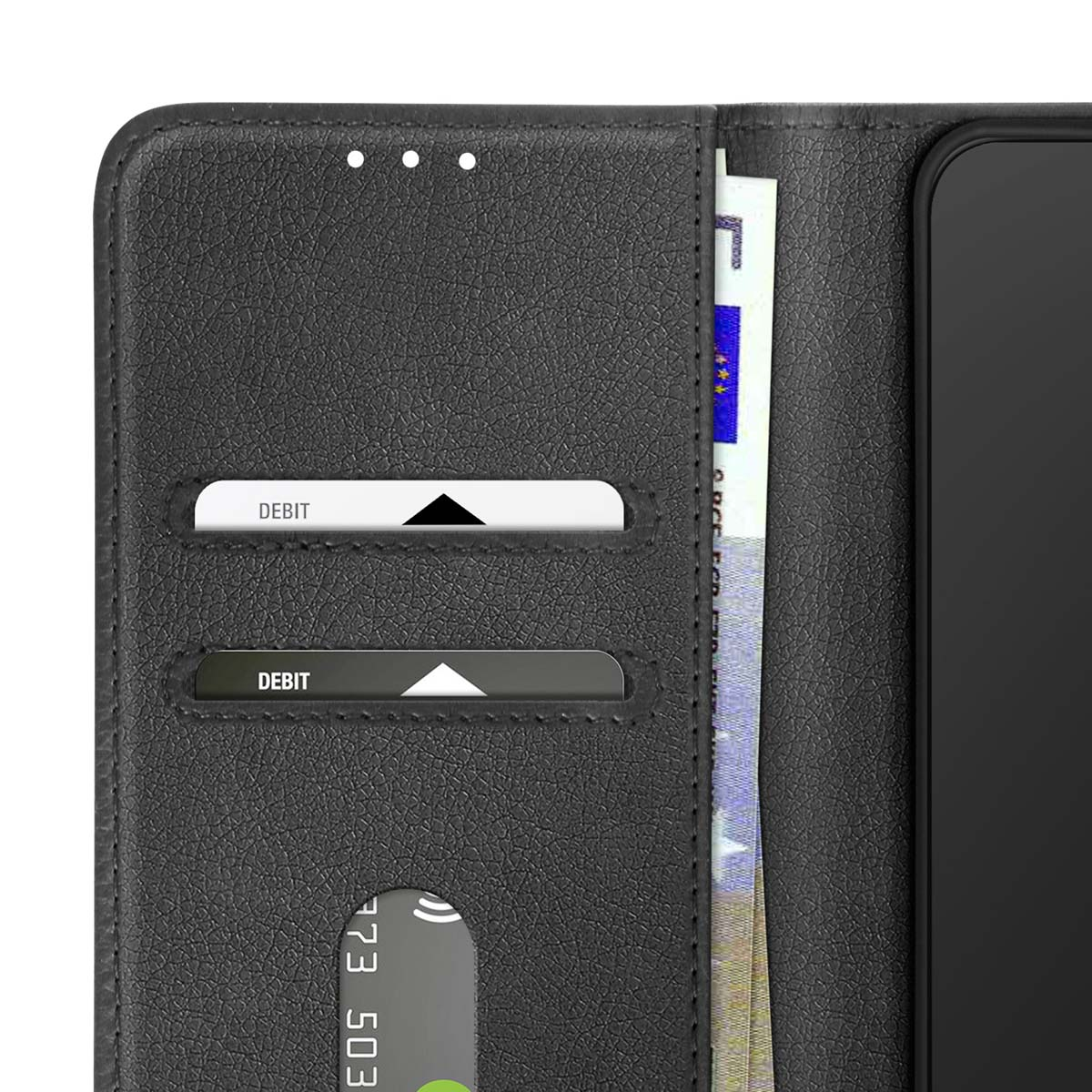 Portafoglio nero con carte di debito e una banconota. Il portafoglio è aperto, mostrando gli scomparti per carte e contanti.