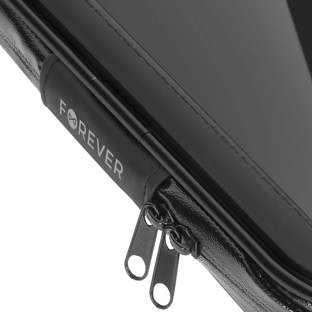 Primo piano di una borsa nera con cerniera. La parola "FOREVER" è stampata sul materiale nero.