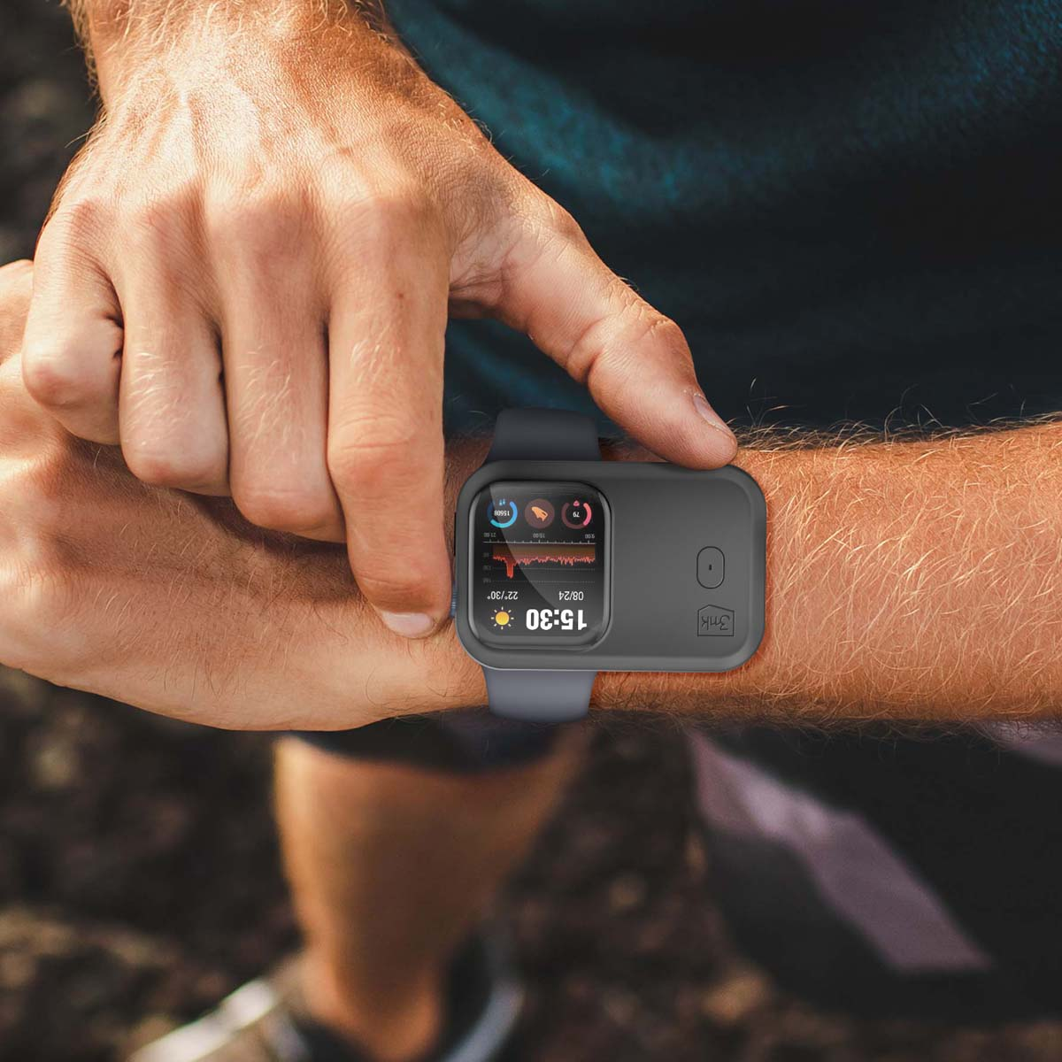 Nosić nadgarstek z inteligentnym zegarkiem pokazującym godzinę i datę. Zegarek jest zamknięty w szarej osłonie ochronnej.