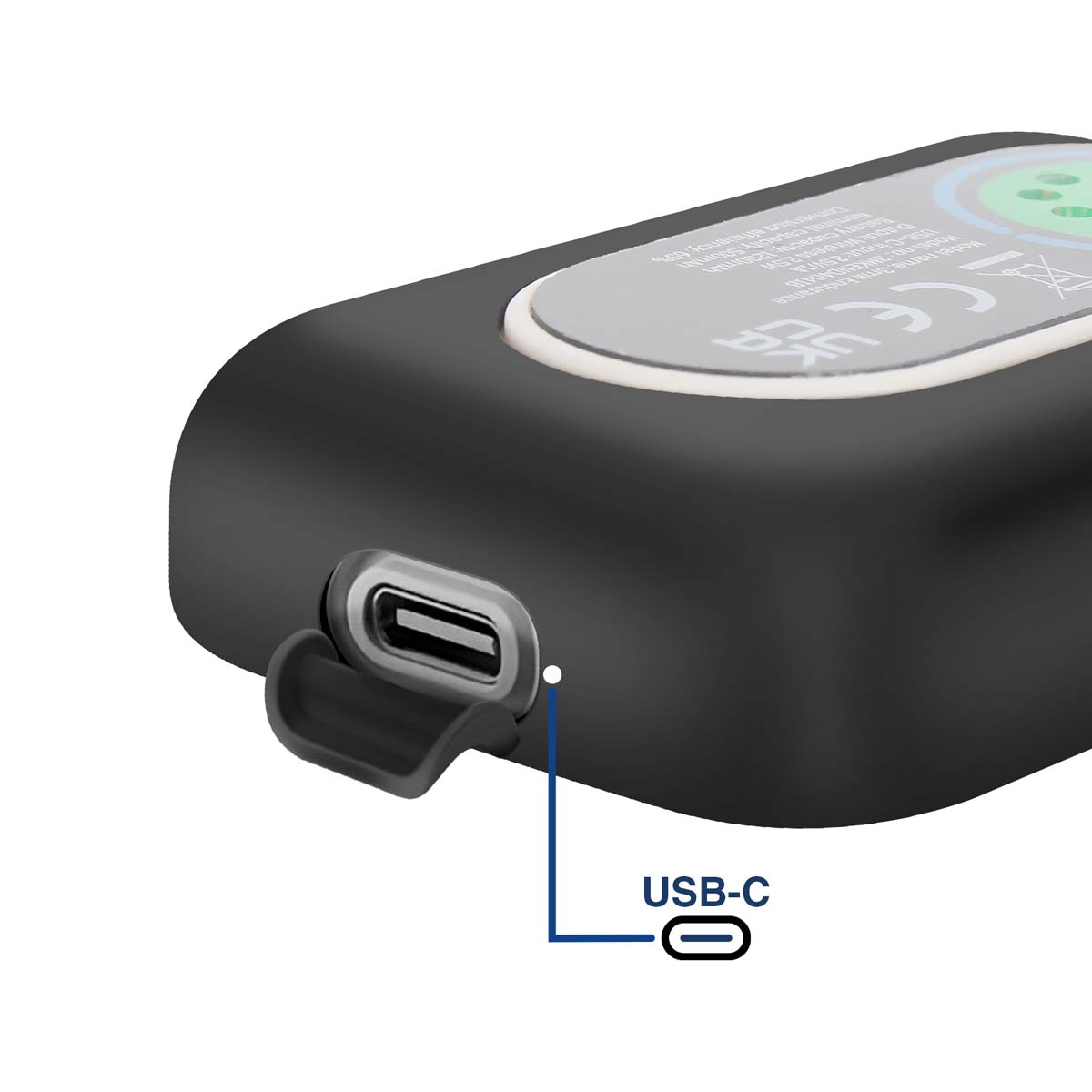 Zbliżenie czarnego urządzenia z portem USB-C. Port jest otwarty. Urządzenie ma biało-szary wierzch z nadrukowanym tekstem.