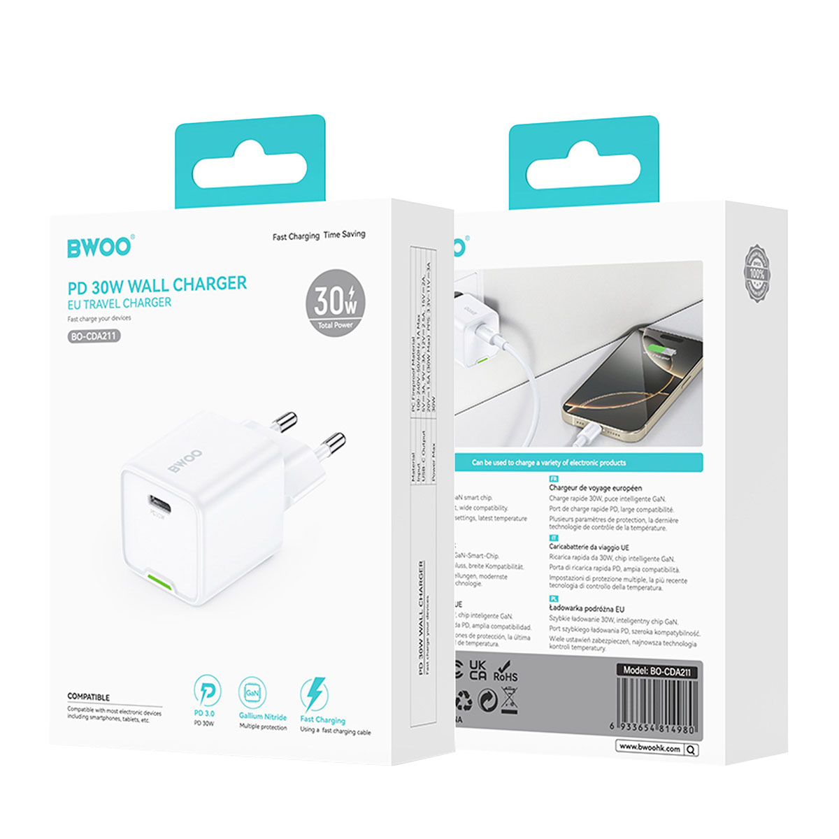 Un caricabatterie BWOO bianco su una scatola. Ha una porta USB-C e una spina europea. Un telefono si carica.